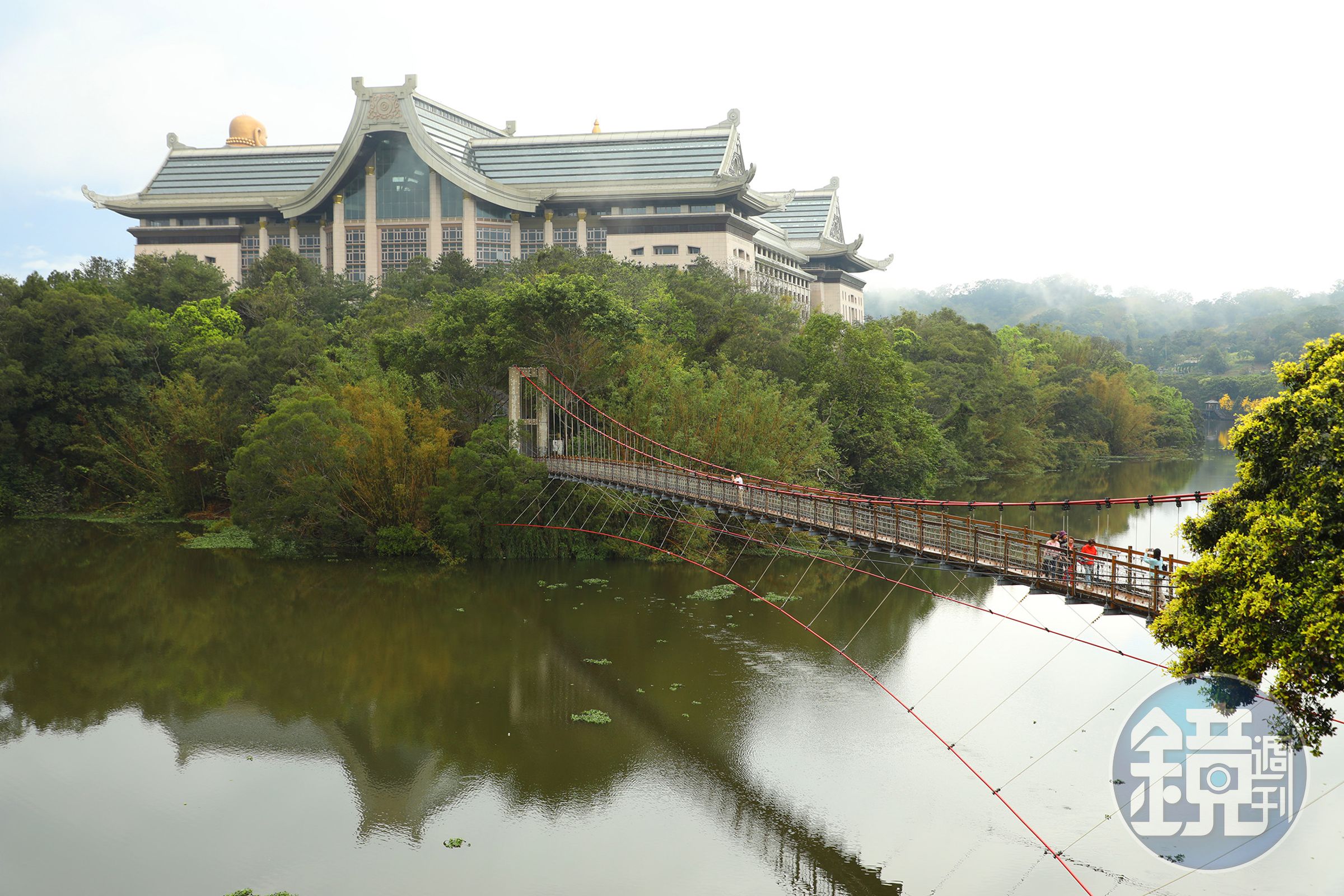 湖畔僅存的細茅埔吊橋，依舊靜靜地橫臥在湖面上，連接起十二寮休閒園區與富興老街。