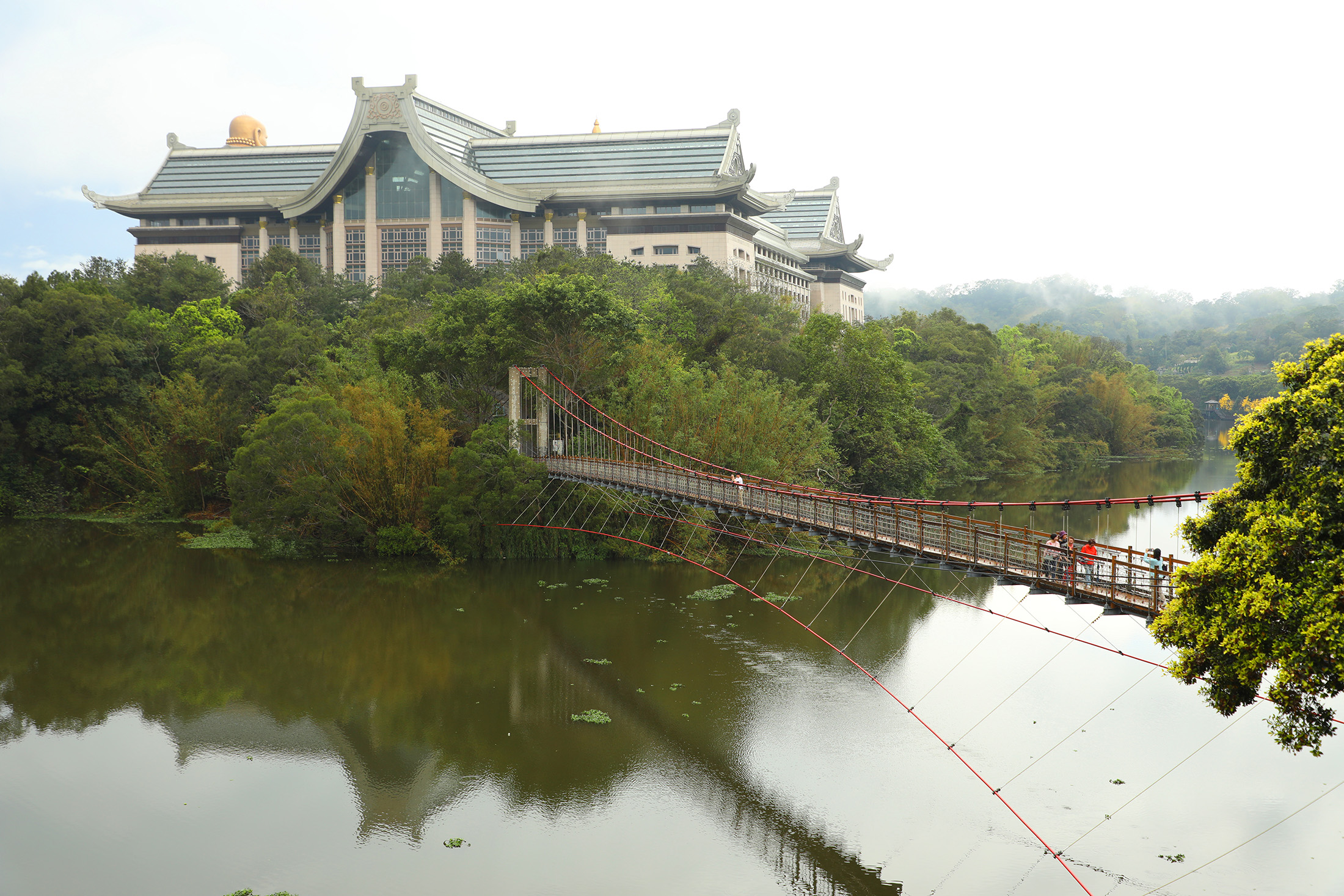 湖畔僅存的細茅埔吊橋,依舊靜靜地橫臥在湖面上,連接起十二寮休閒園區與富興老街。
