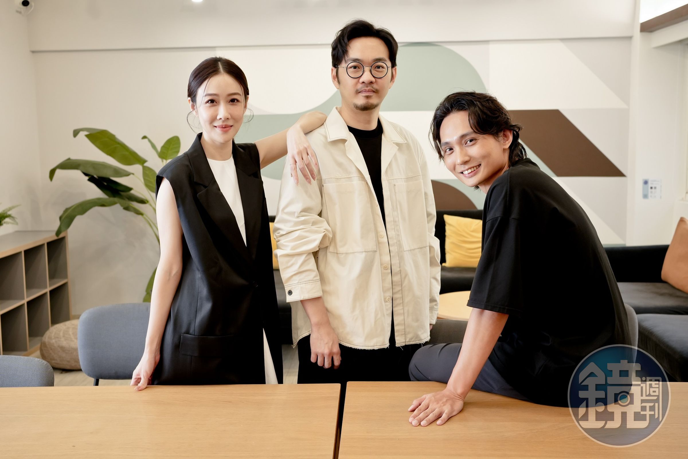 默契十足的監製金百倫（左起）、導演程偉豪與殷振豪，此次攜手拍攝影集。