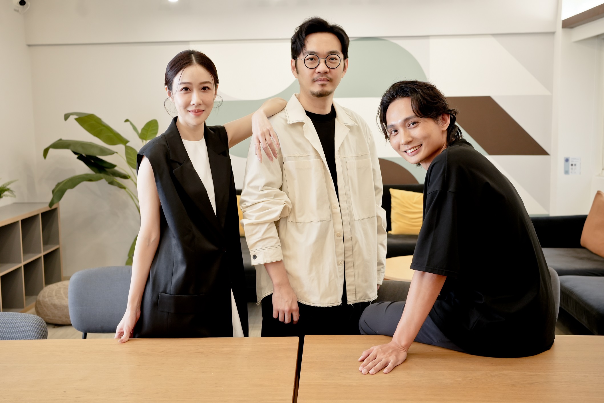 默契十足的監製金百倫（左起）、導演程偉豪與殷振豪，此次攜手拍攝影集。