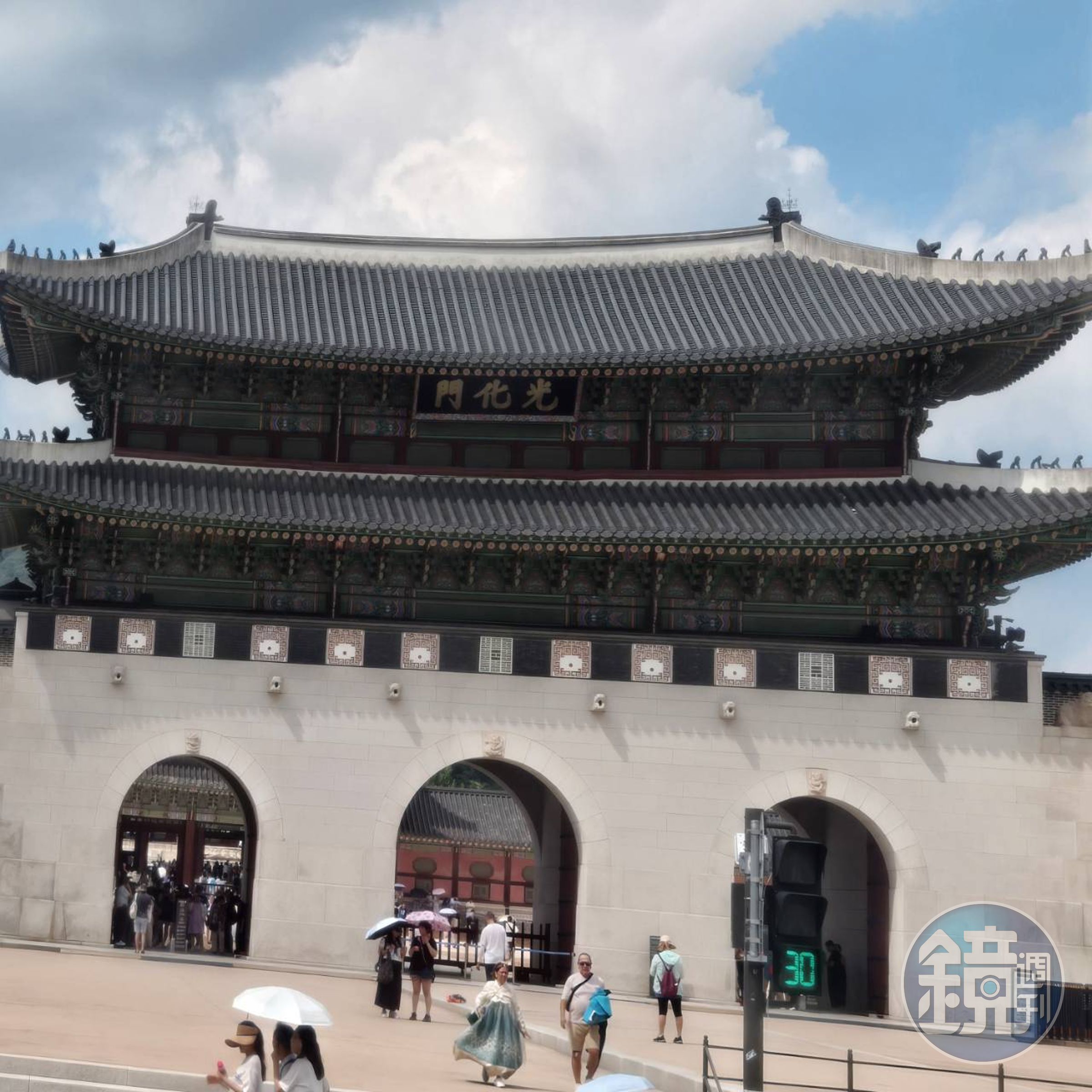 光化門位於首爾鍾路區景福宮南端的主要正門，是首爾的代表地標之一。