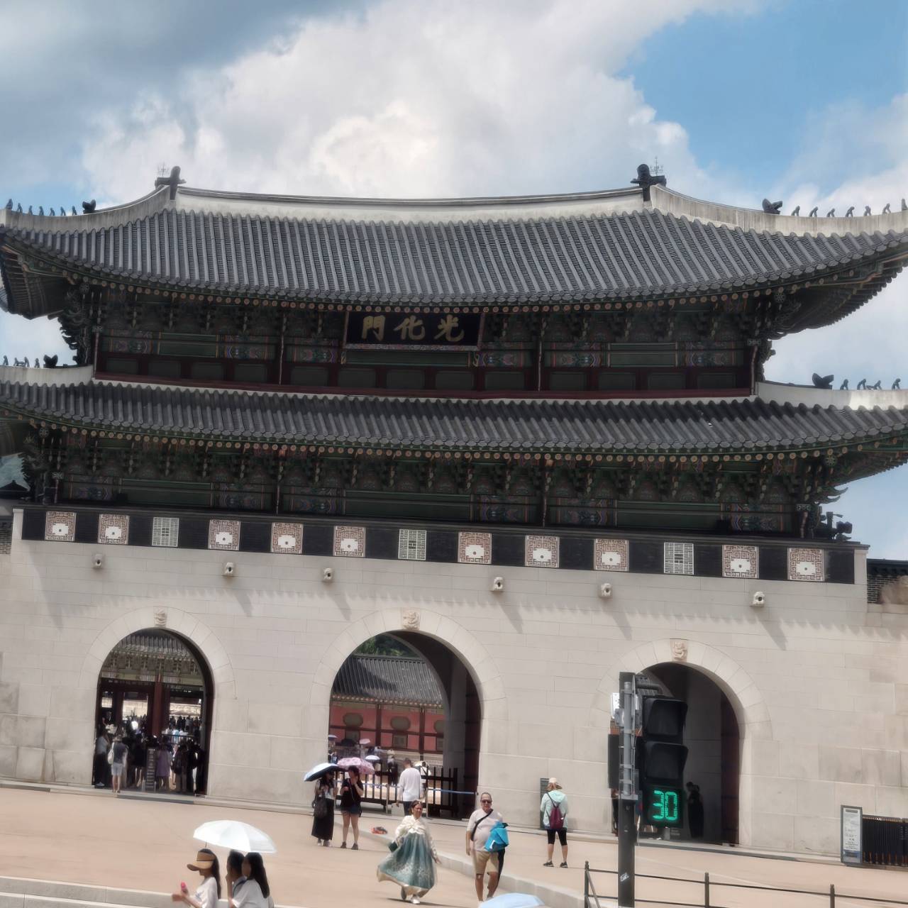 光化門位於首爾鍾路區景福宮南端的主要正門,是首爾的代表地標之一。