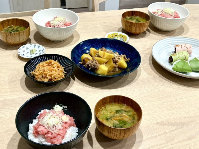 適逢過年，圍爐大魚大肉後，剩下的隔夜菜還能吃嗎？專家曝真相。示意圖。（翻攝自photoAC）