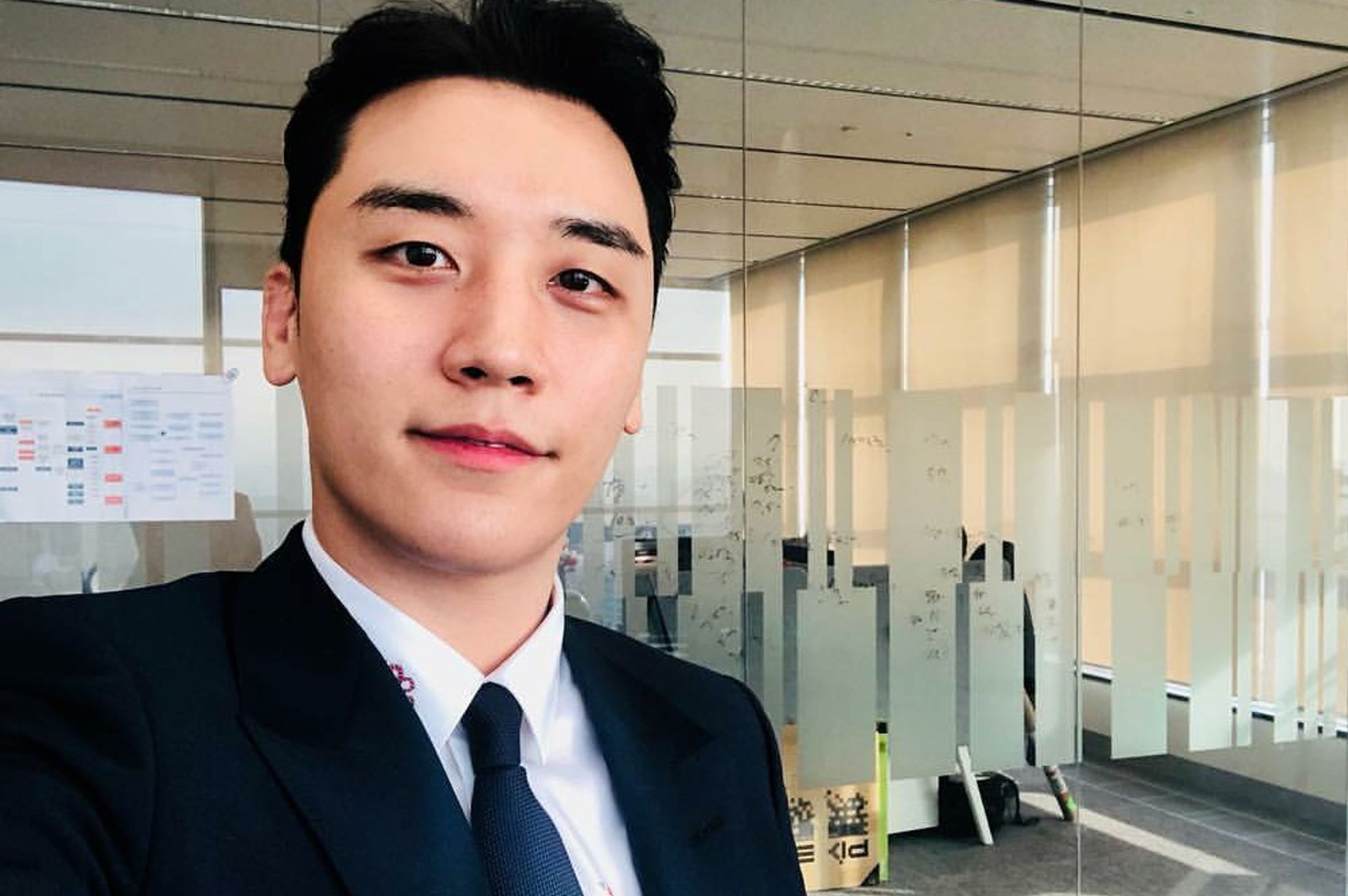 韓媒獨家取得監視器畫面,拍下勝利涉嫌在餐廳內手持燒酒瓶揮舞的畫面。(翻攝自網路)