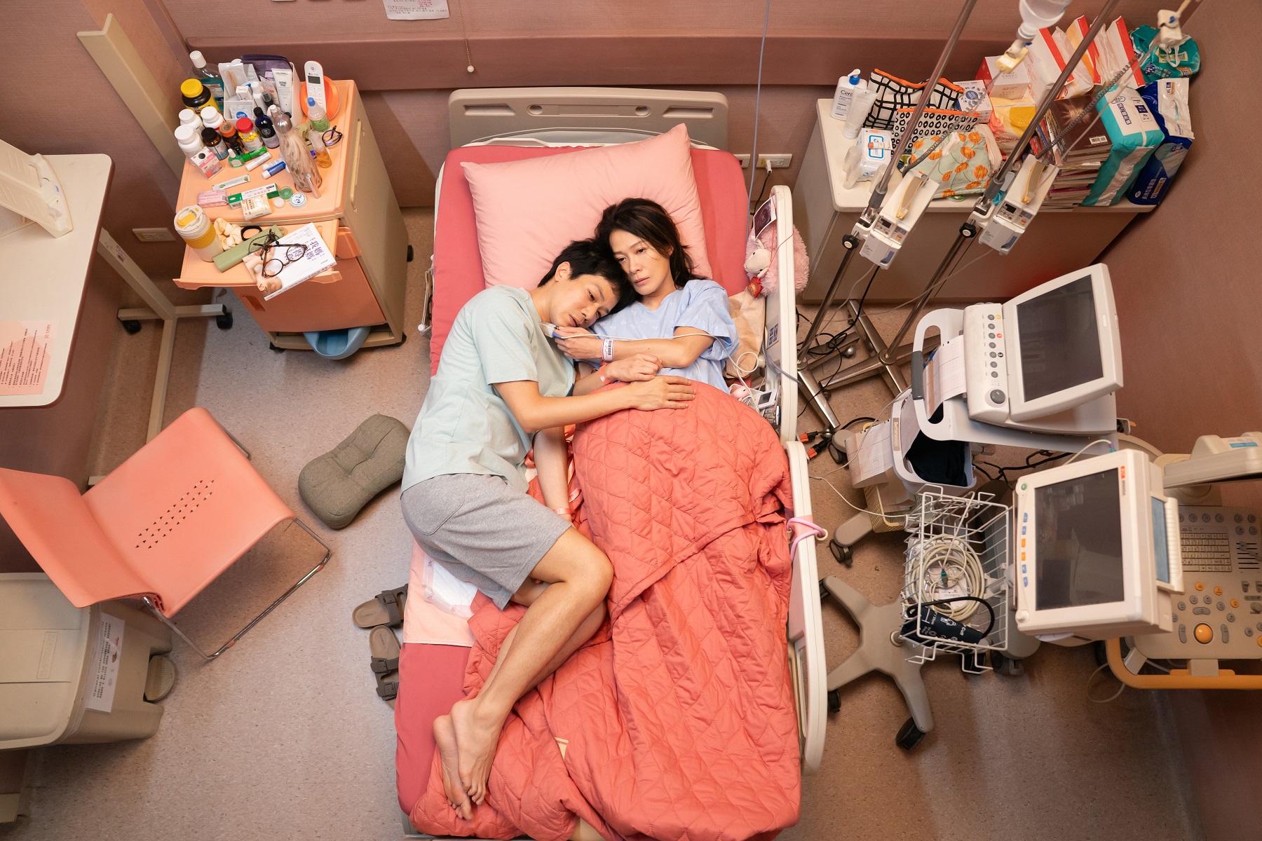 戲裡安胎室無論牆的高度、陳設的生活感、鏡頭前的比例都剛剛好，最奇妙的是演員劉若英（右）與薛仕凌（左）都感受到其中的壓迫感。 (壹壹喜喜提供）