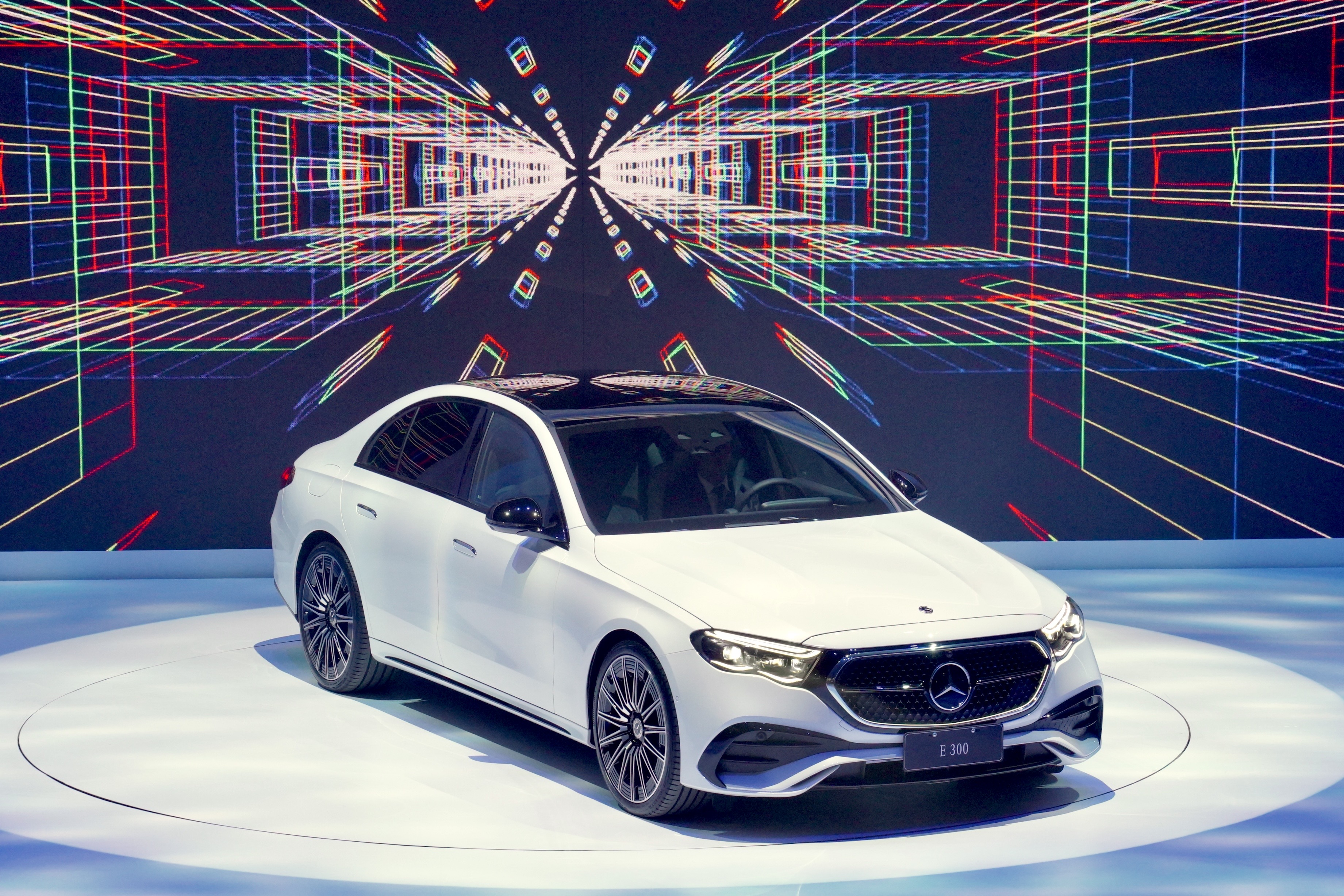 賓士導入3款E-Class的4門轎車車型，圖為E 300。