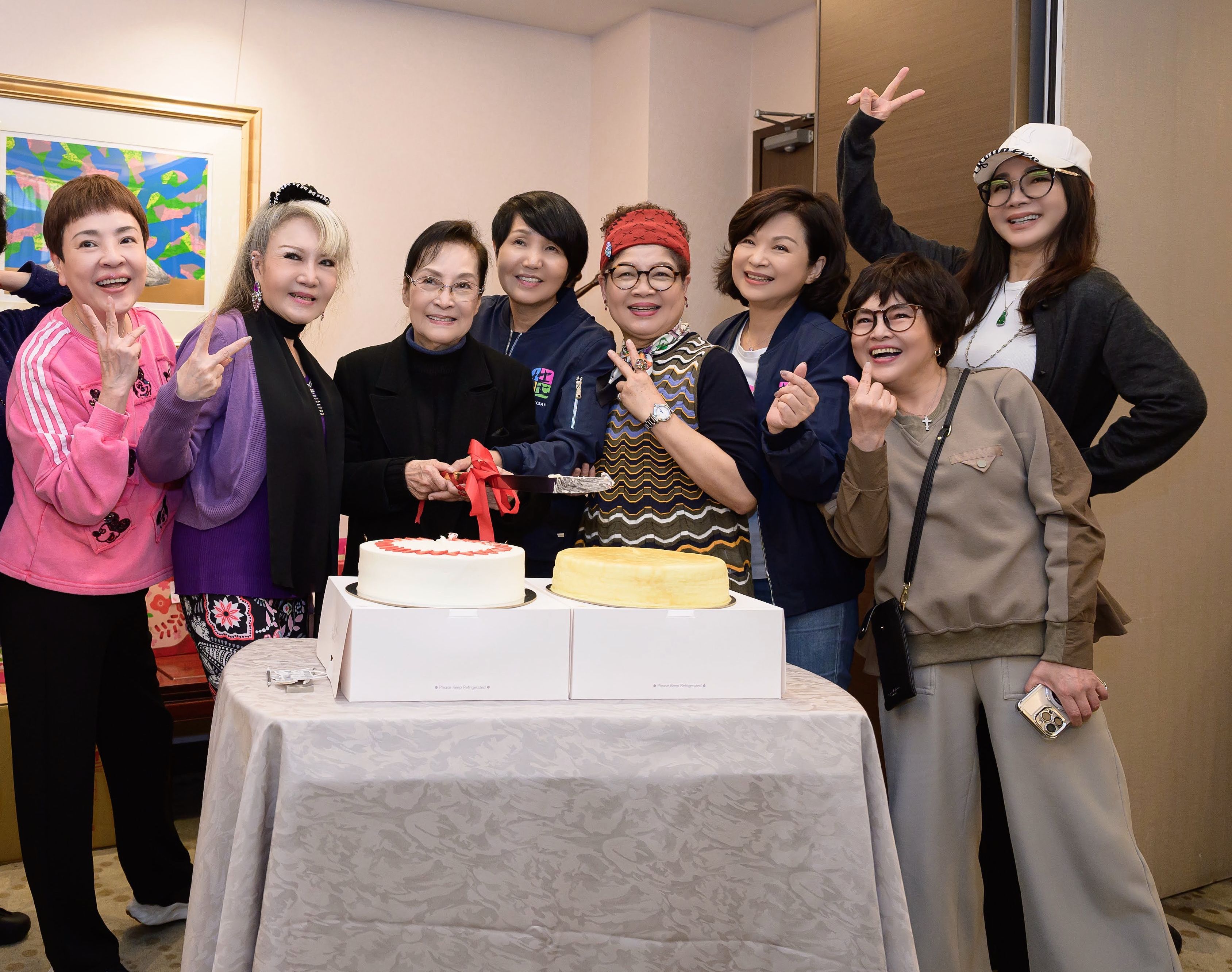 紀麗如、石中玉、憶如、董事崔長華、李秀芳、執行長 楊貴媚、紀寶如、陳美鳳合影。（桂田文化藝術基金會提供）