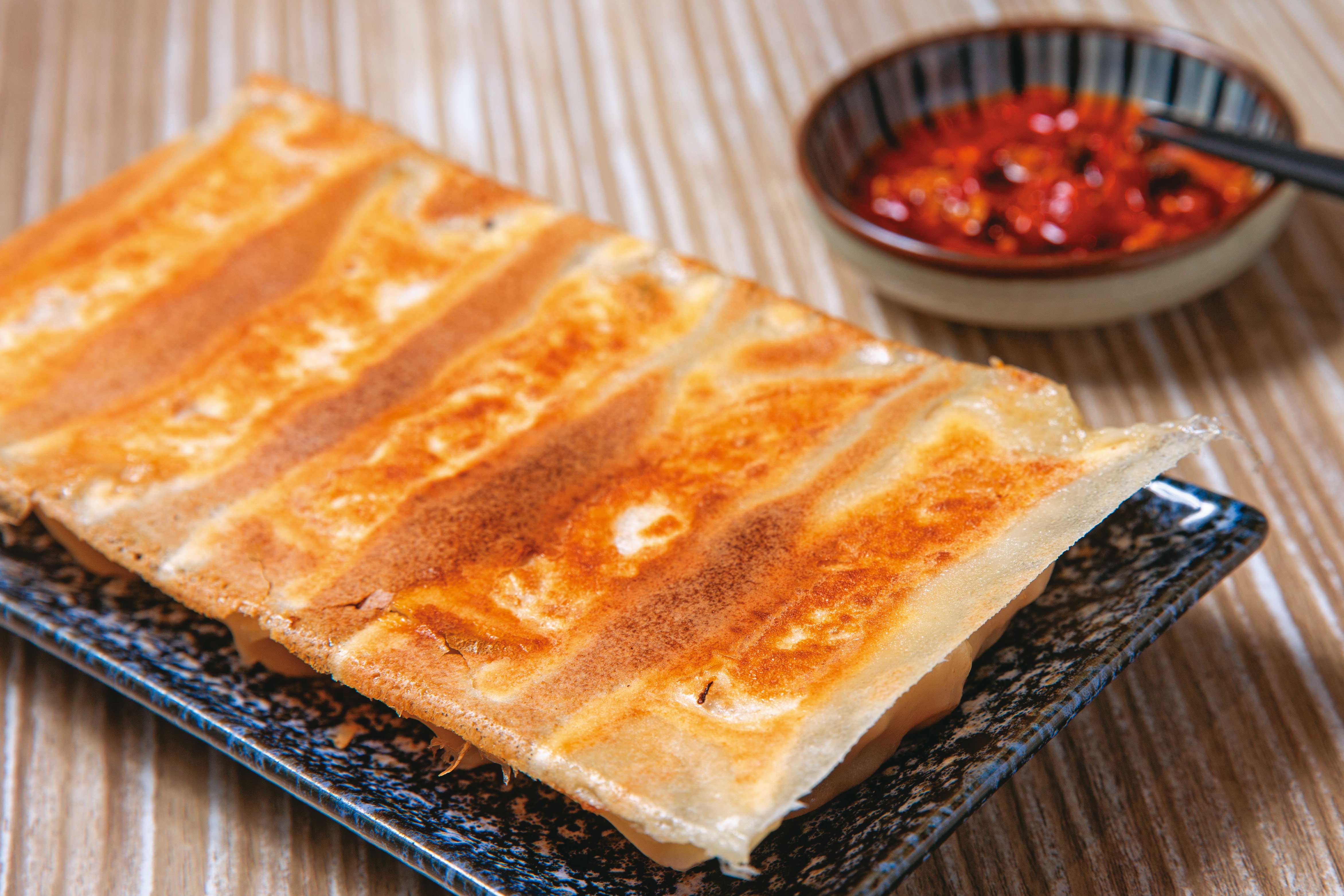 餃子樂的海老鮮肉煎餃是店內熱門商品，是在東湖老店吃不到的口味。（5顆／155元）