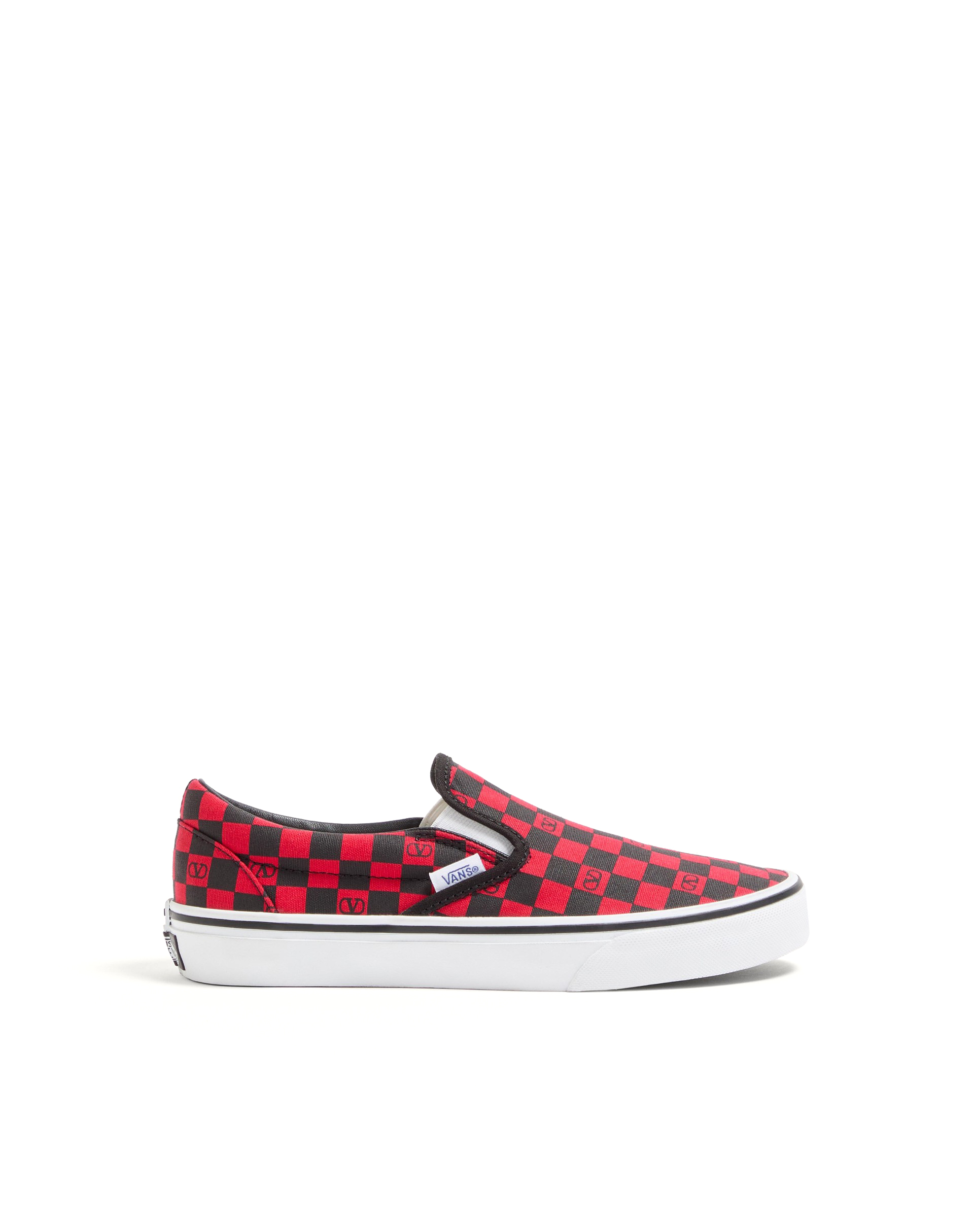 Valentino Garavani and Vans經典黑/紅VLogo棋盤格配色鞋款。NT$15,200（范倫鐵諾提供）