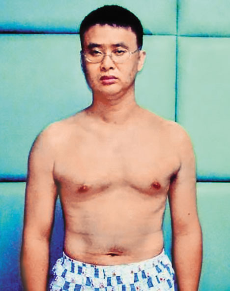 胡永強在拘留室脫下自己的四角內褲,利用門把的高度差上吊輕生。(翻攝畫面)