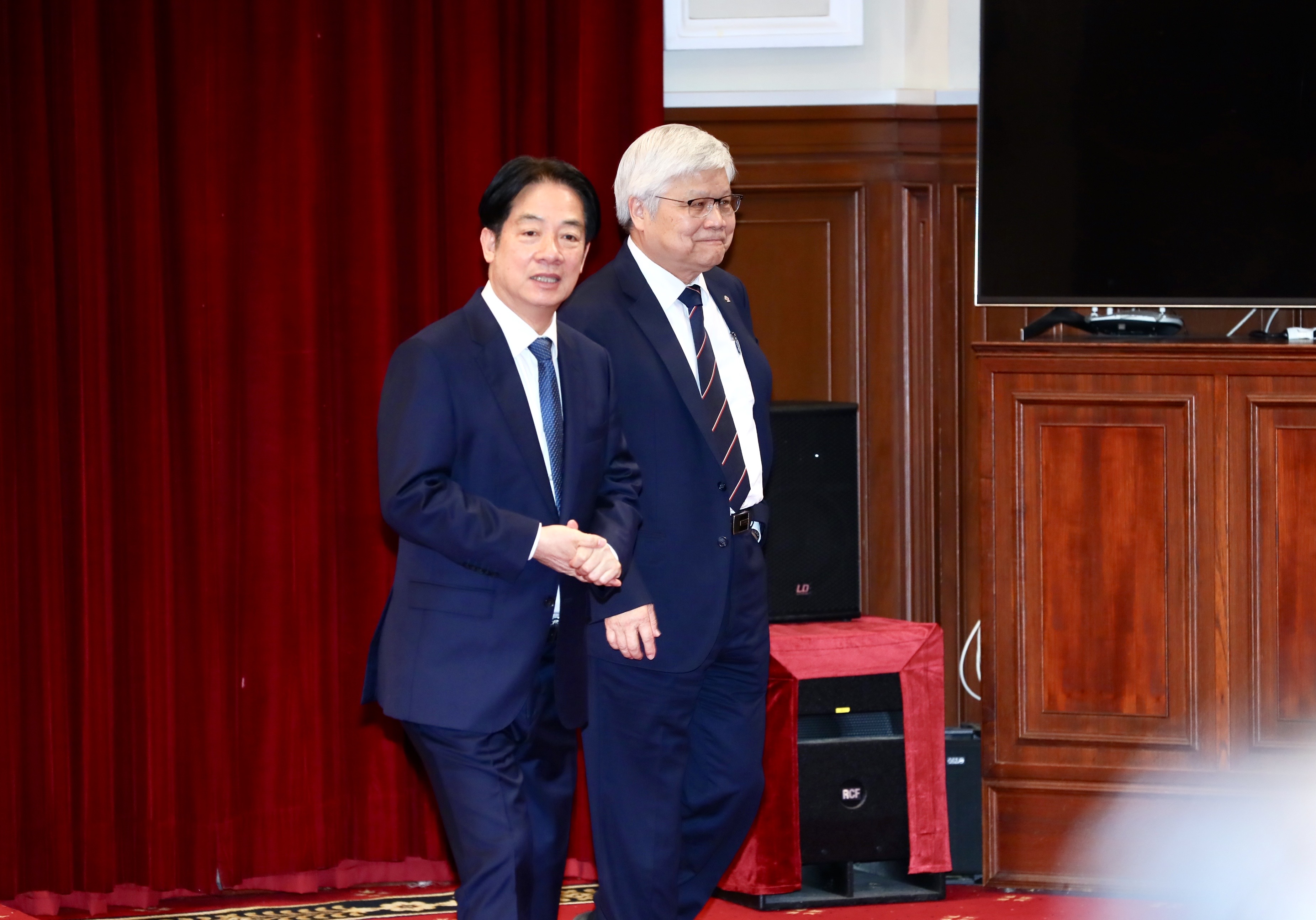 魏哲家今赴總統府與賴清德合體說明台積電赴美投資計畫，藍營仍持續開轟質疑技術被掏空。