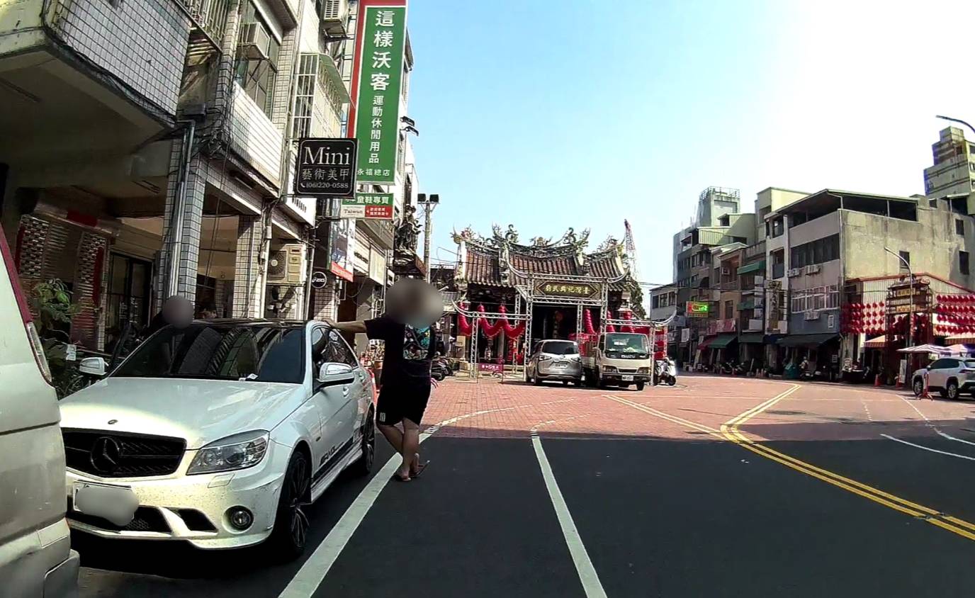 男子在武廟前抽K，被行經的員警察覺逮捕。（翻攝畫面）