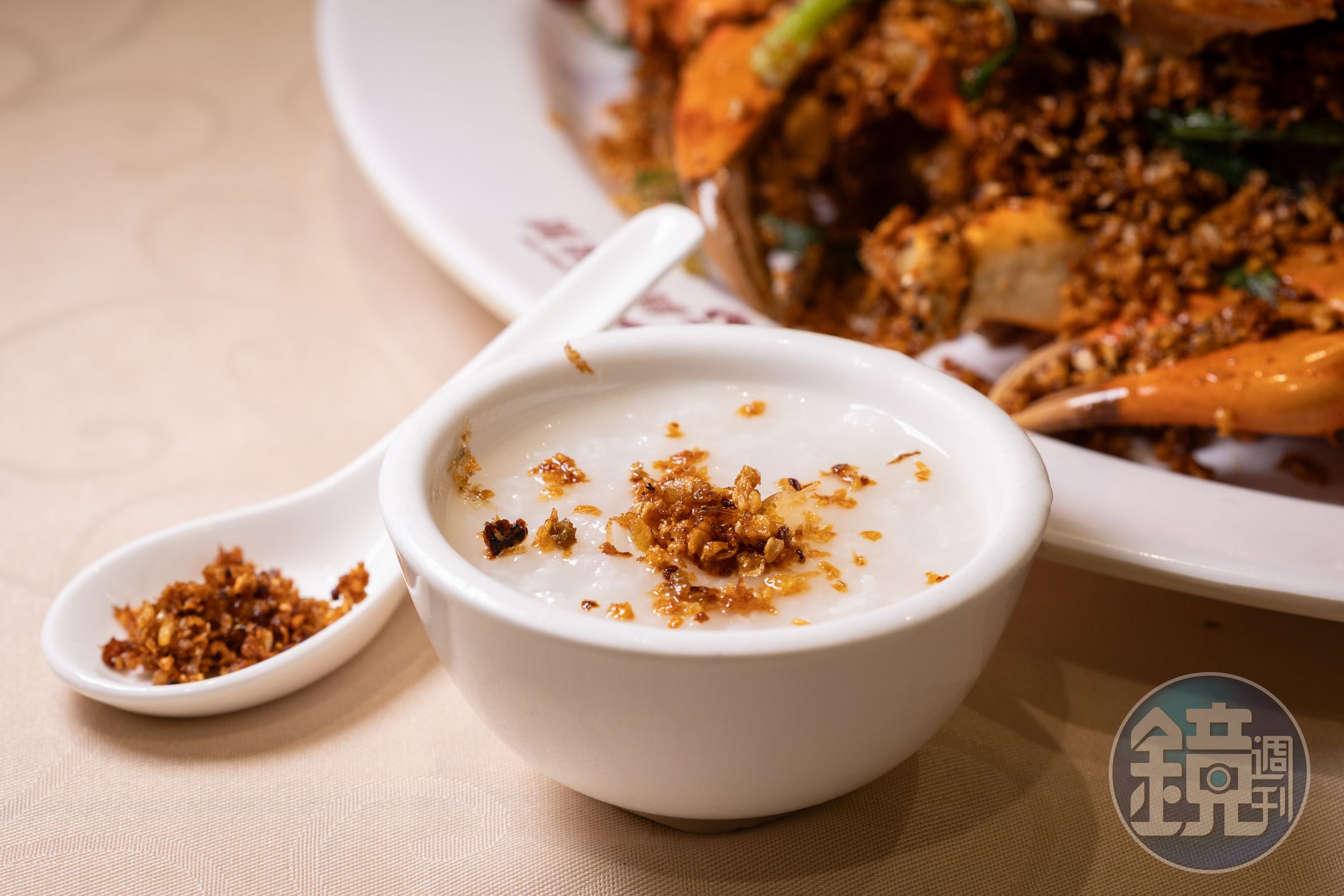 用蒜酥配「白粥」,那種美味真是天上人間的一絕。(港幣50元/鍋,約NT$188、港幣12元/碗,約NT$45)