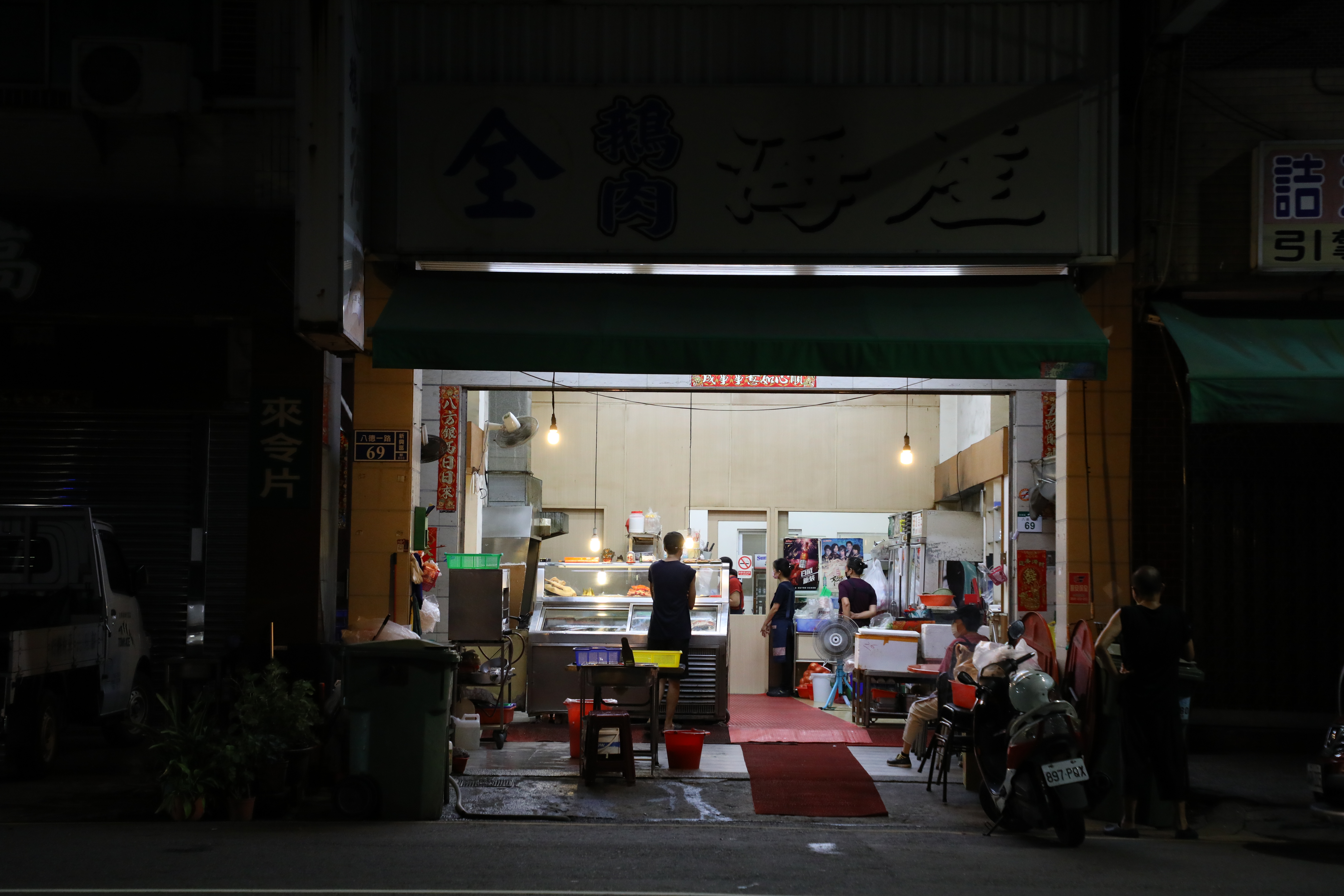 招牌經常不亮的「全鵝肉海產」，作風低調，識途老馬才會上門。