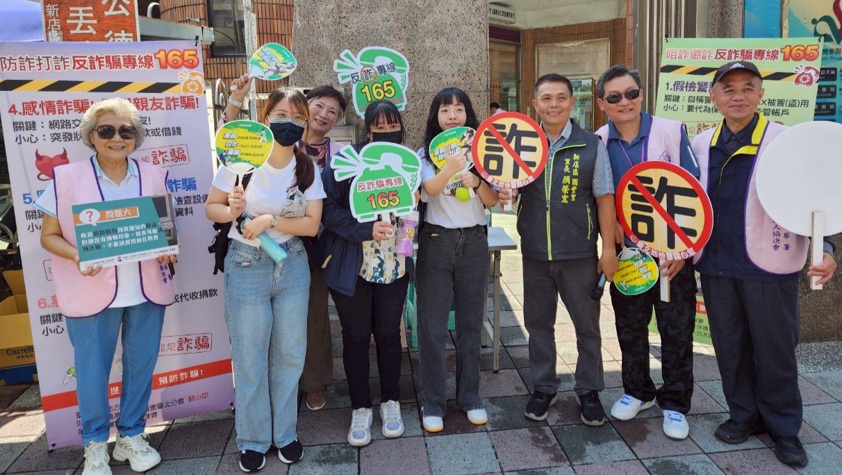 臺北地方檢察署結合新店區建國路攤商管理委員會及國豐里結合在地攤商與採買民眾，以親民、生活化的方式，將反詐騙知識深入日常生活，大獲好評。（北檢提供）