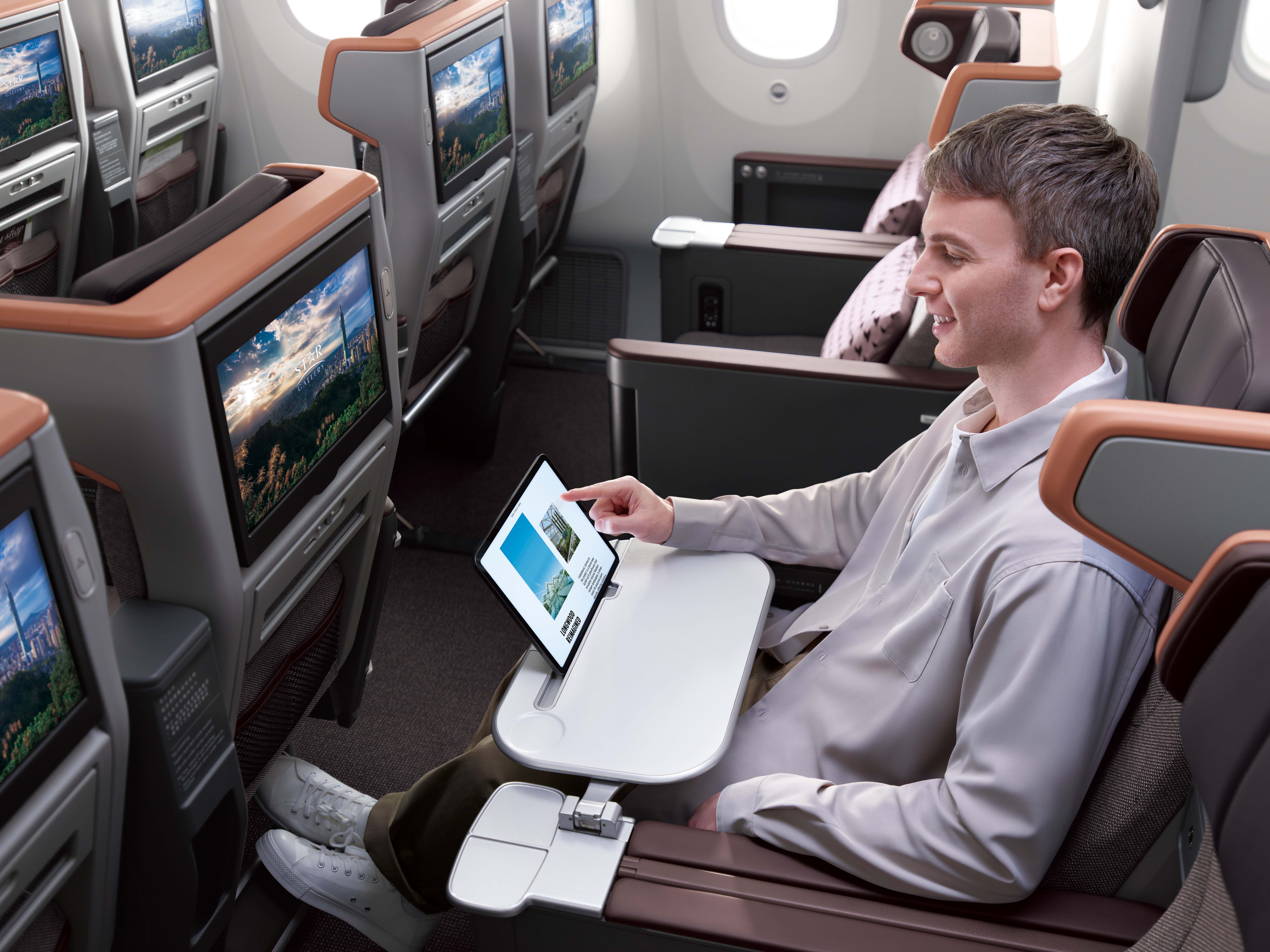 航空公司持續從座椅、機上用品及餐飲等面向，優化豪華經濟艙乘坐體驗。（圖／長榮航空提供）