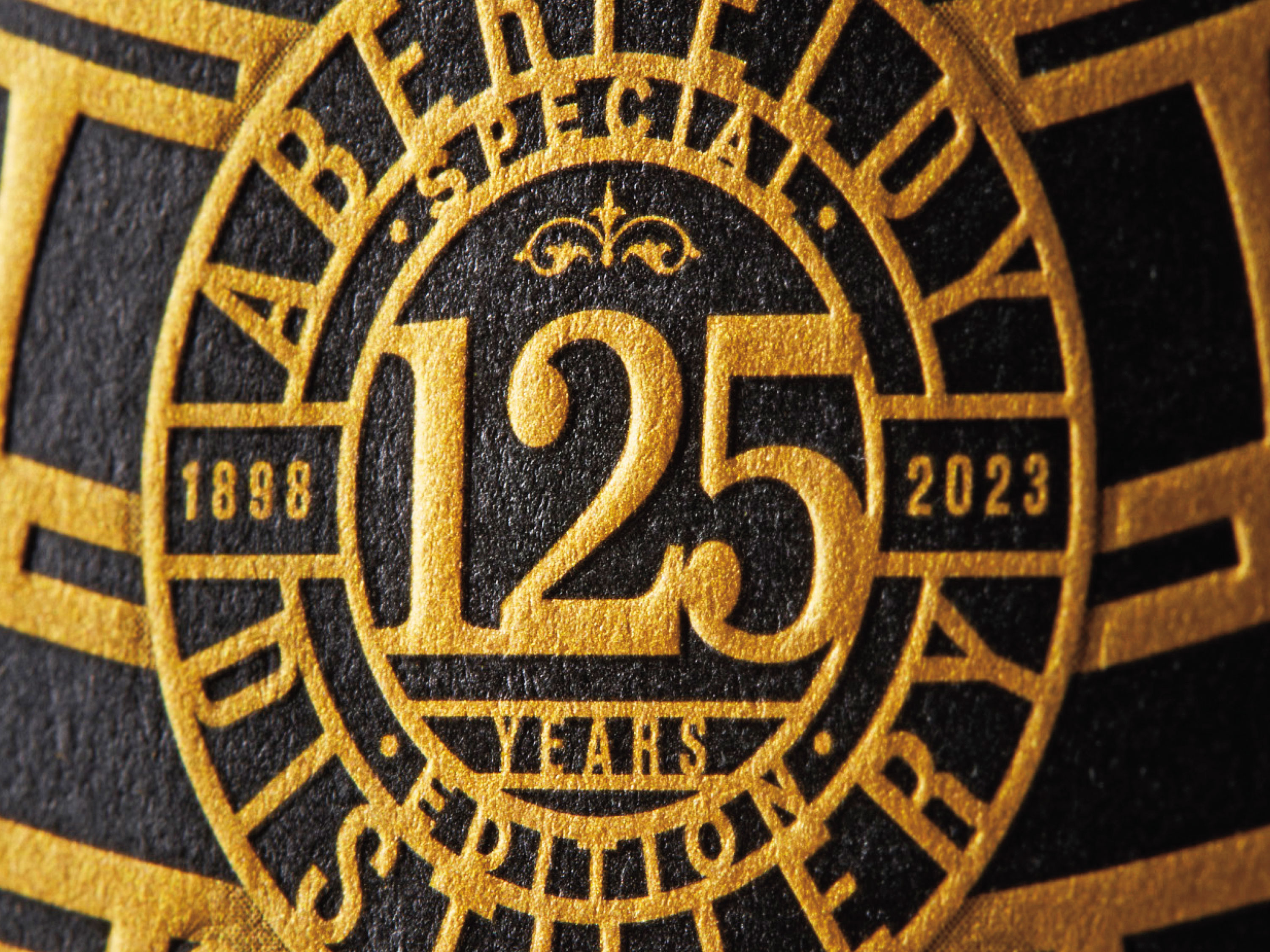 位於蘇格蘭地理中心的艾柏迪酒廠，今年建廠125年，延續著1又1/4世紀堅實卓越的蒸餾技術。
