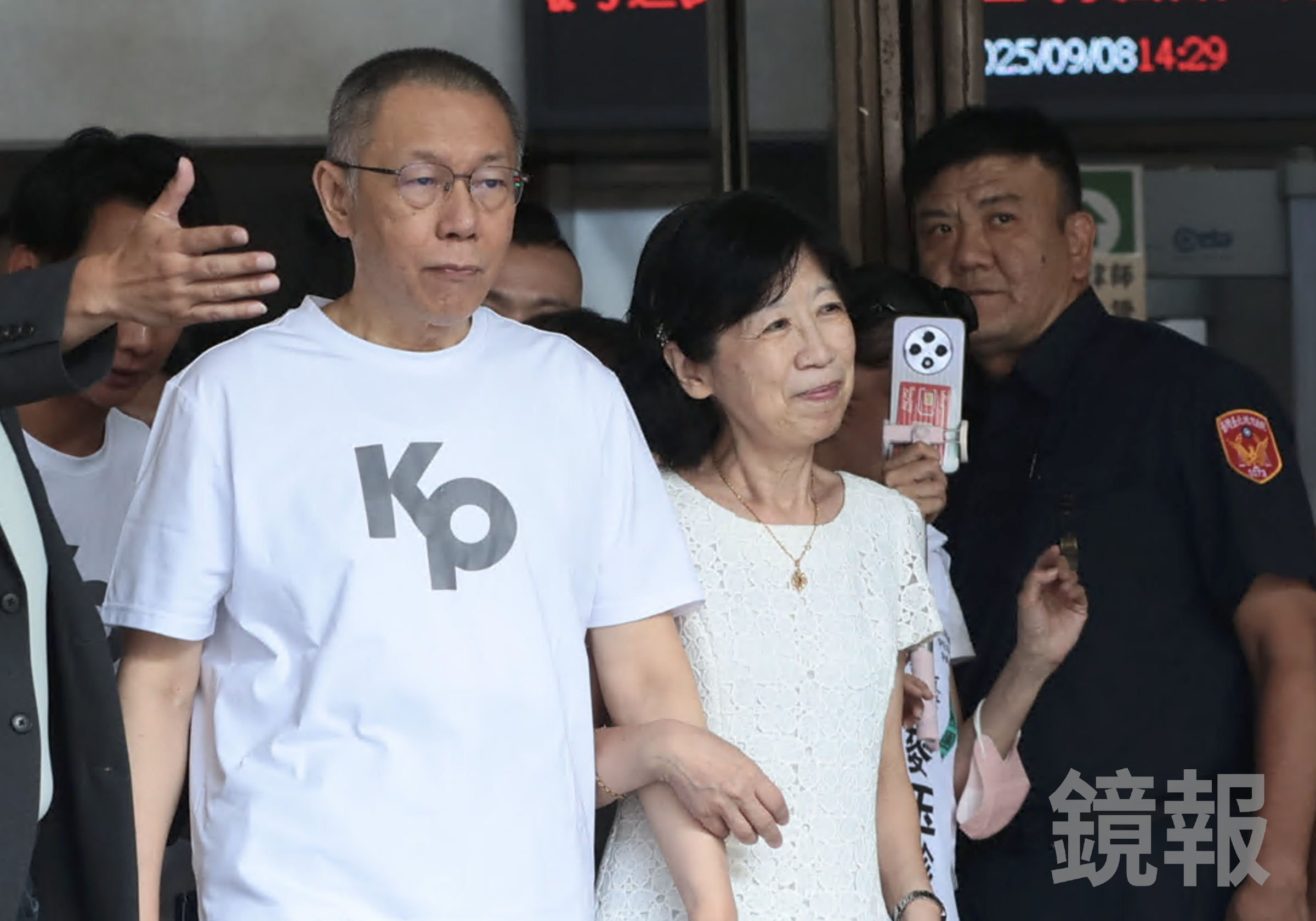 柯文哲9月8日交保回家,夫人陳佩琪陪伴在側。(鏡報林煒凱攝)