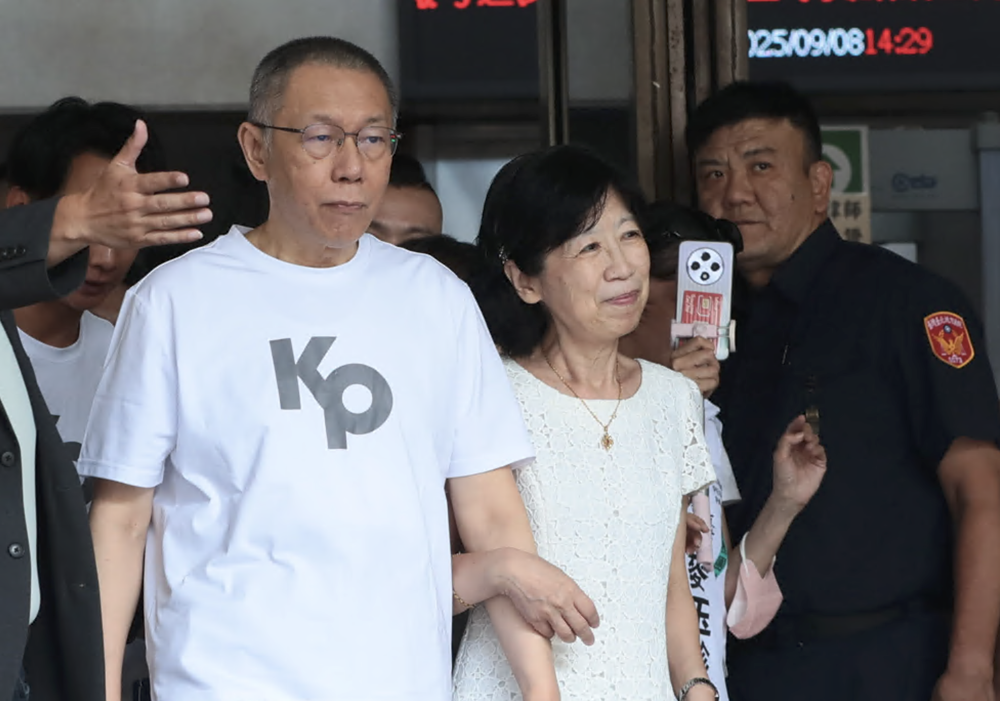 陳佩琪透露柯文哲把信用卡卡號打在釣魚網站上送出。(鏡報林煒凱攝)