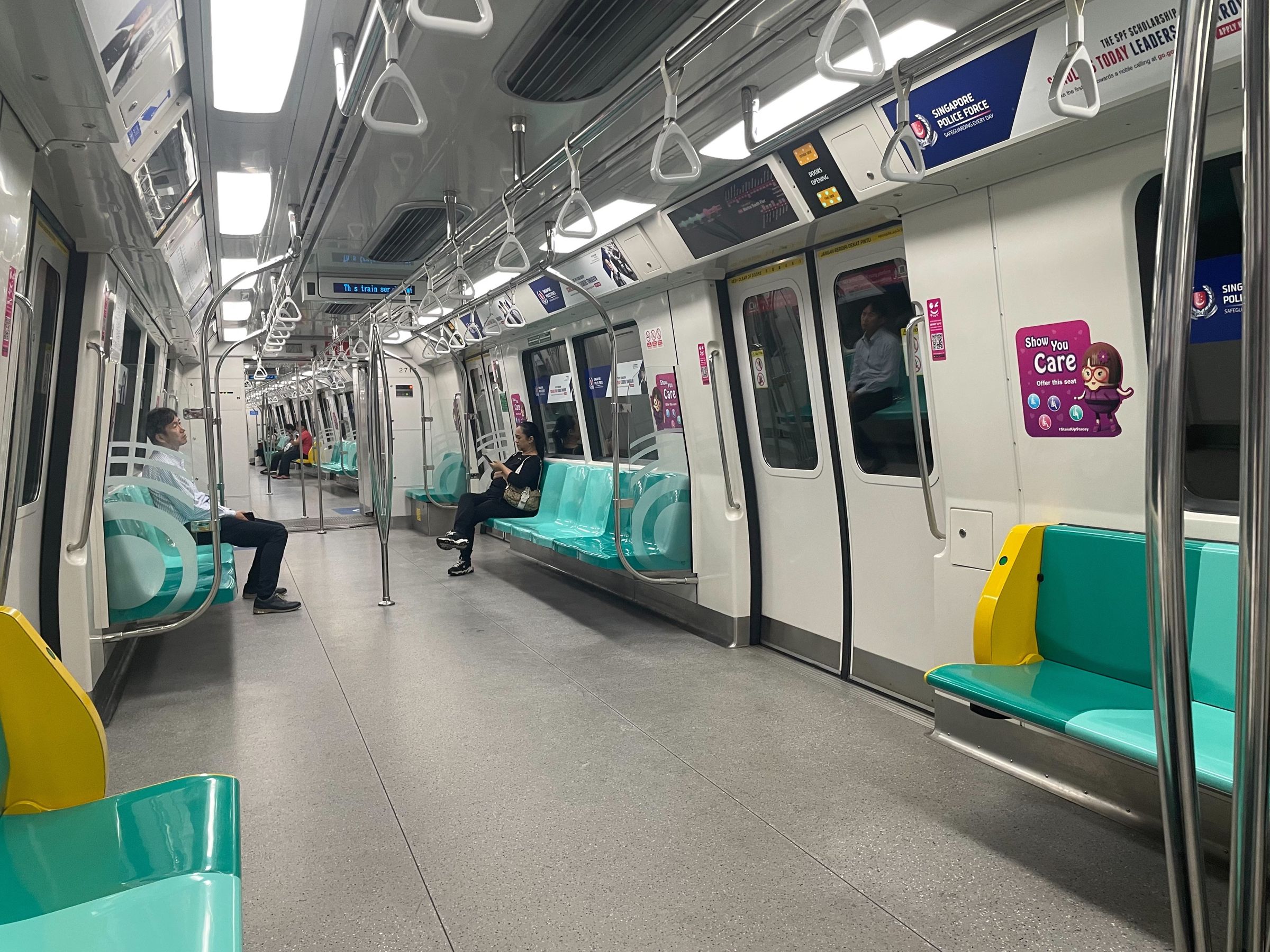 北捷運參考韓國、新加坡、日本等國外地鐵作法，去年8月試辦改裝中和新蘆線2部列車。圖為新加坡地鐵。（北捷提供）