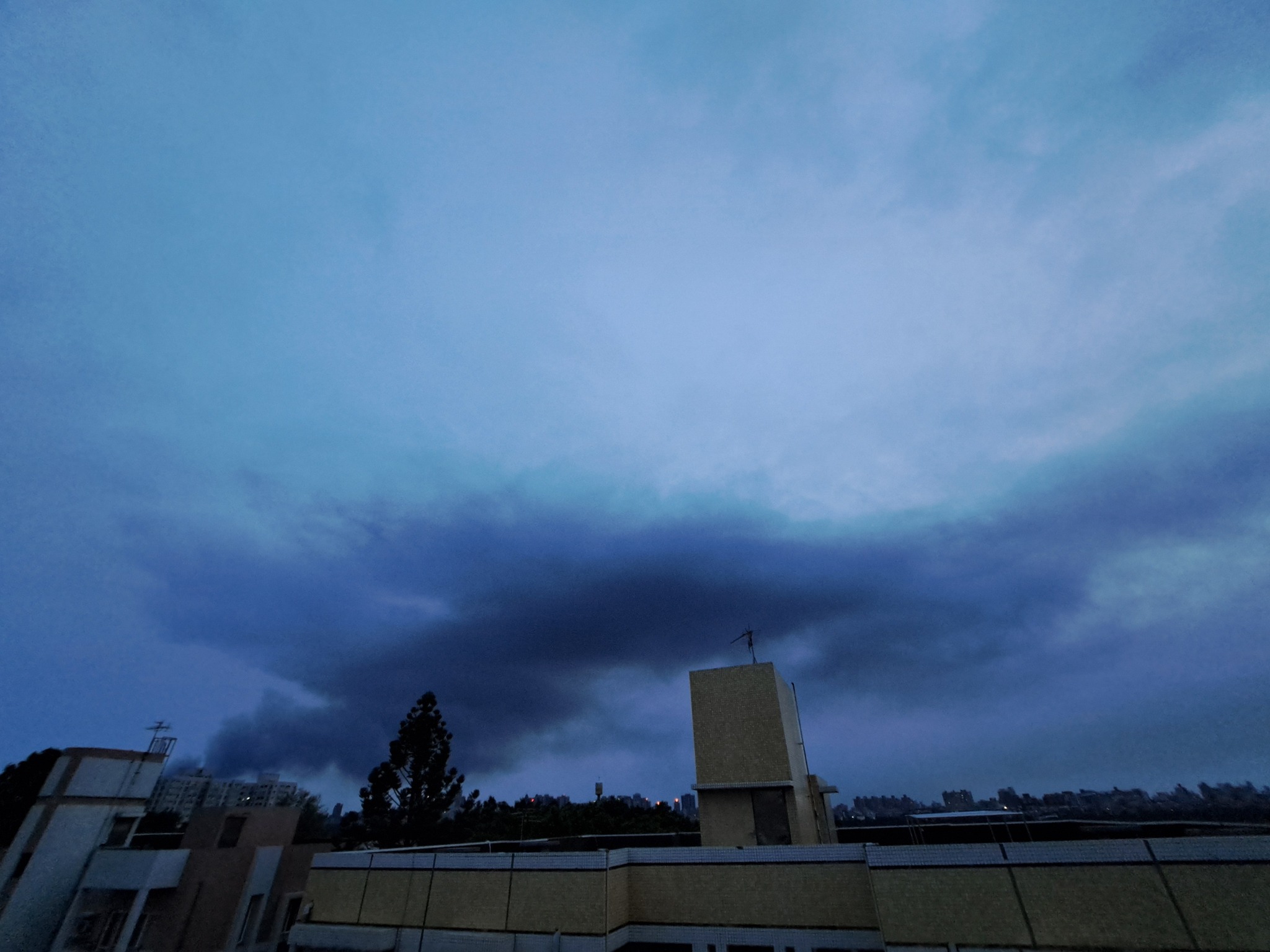 新北市林口區今日凌晨4時許一家紙類工廠發生火災。（翻攝自臉書@林口大家庭社團）