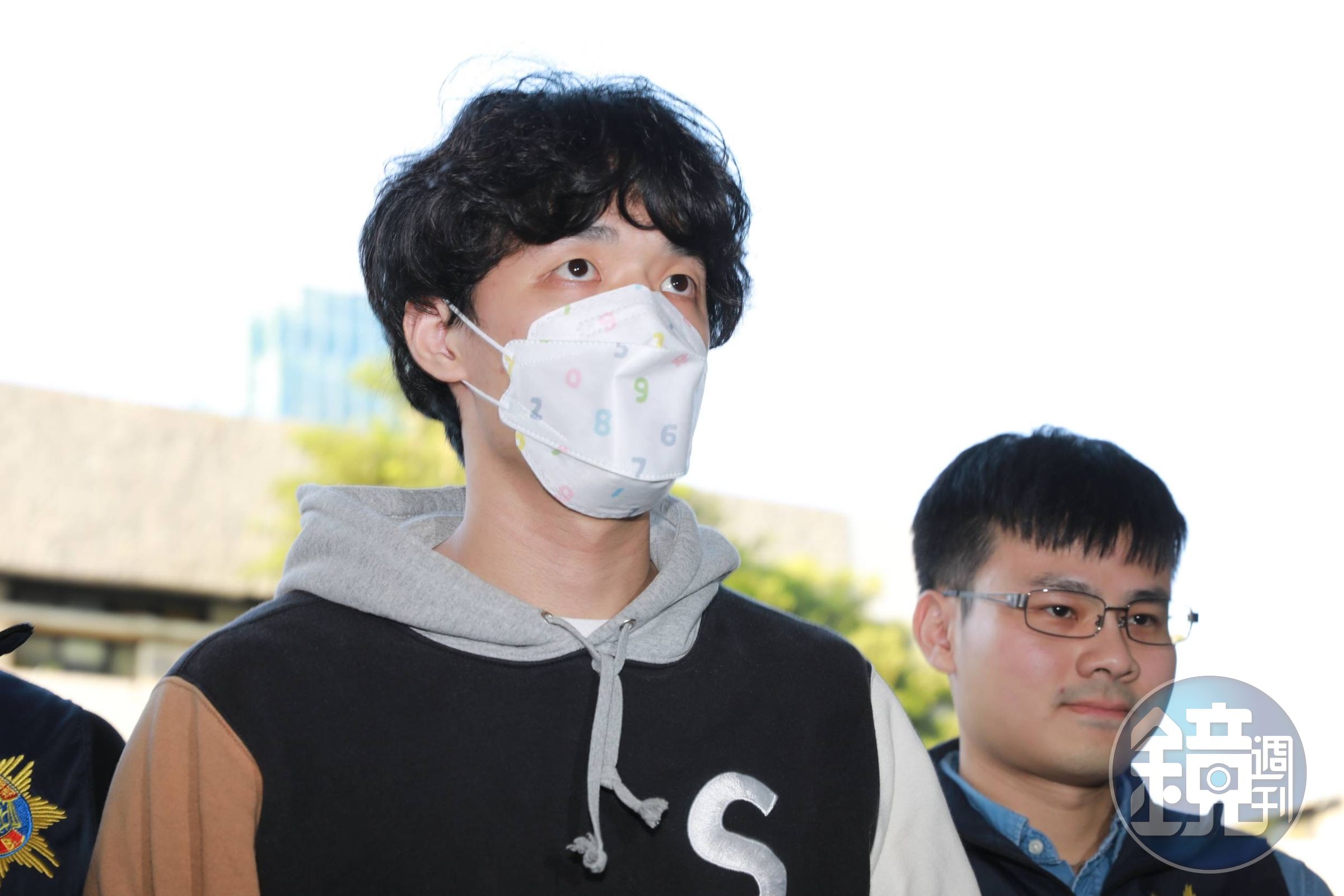 吳季穎由警方陪同進入士林地檢署。