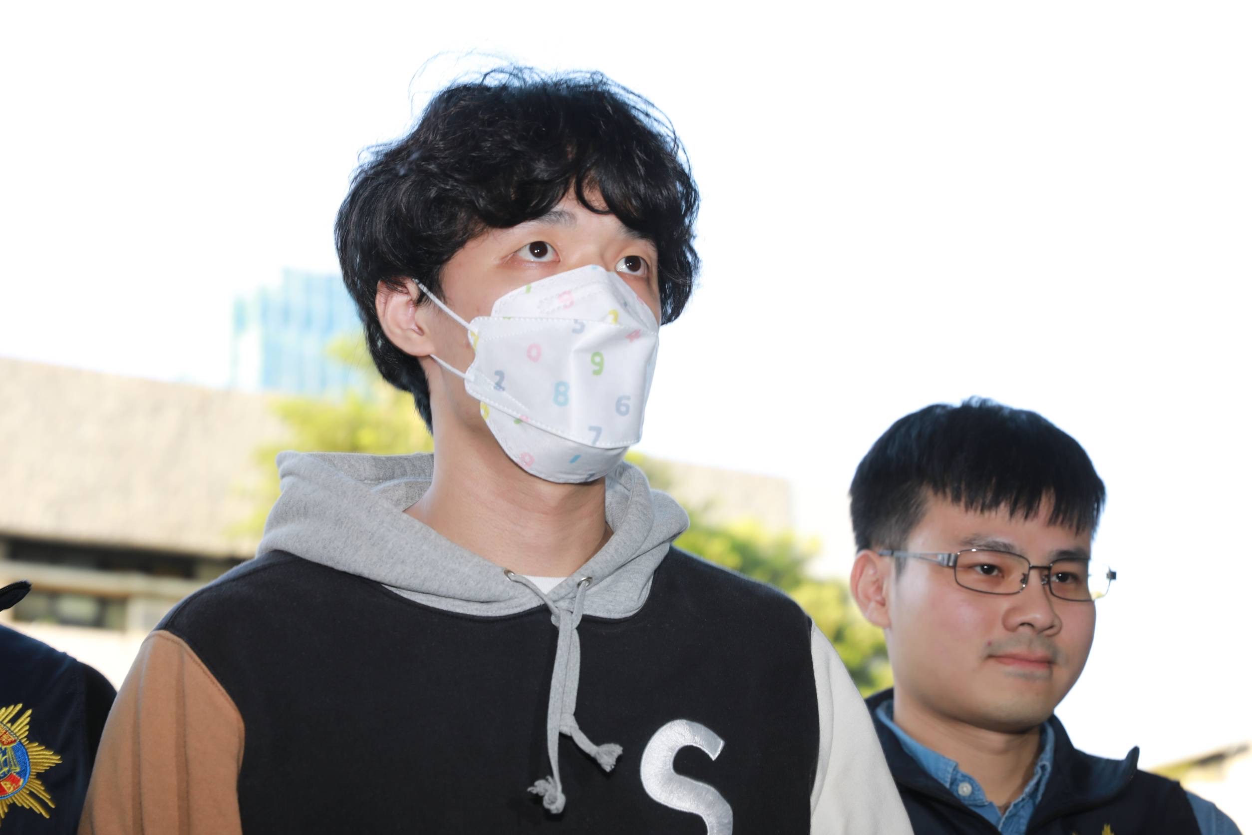 吳季穎由警方陪同進入士林地檢署。