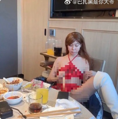 安琪兒拿起公筷夾起一片火龍果，隨後更把公筷火龍果放到私處磨蹭。（翻自微博）