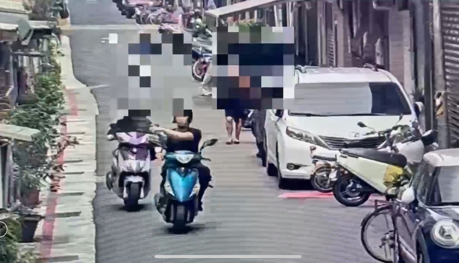 陳男（圖右）因行車糾紛，竟朝鄰車噴灑辣椒水挨告。翻攝畫面