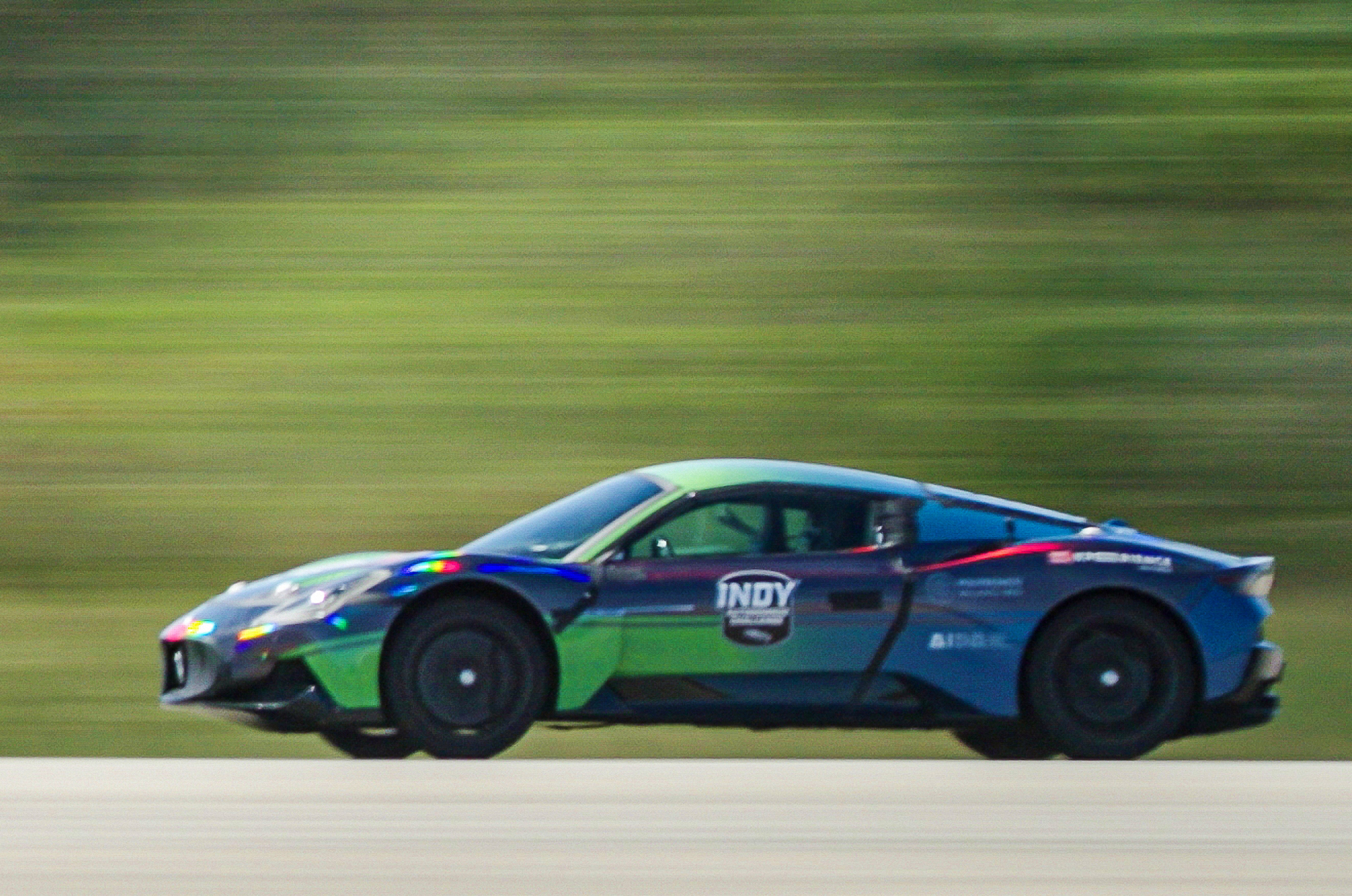 Maserati MC20 再攀巔峰,刷新自動駕駛最速世界紀錄。印地自動駕駛挑戰賽飆速時速 318 公里,彰顯義式無畏精神與創新技術實力。