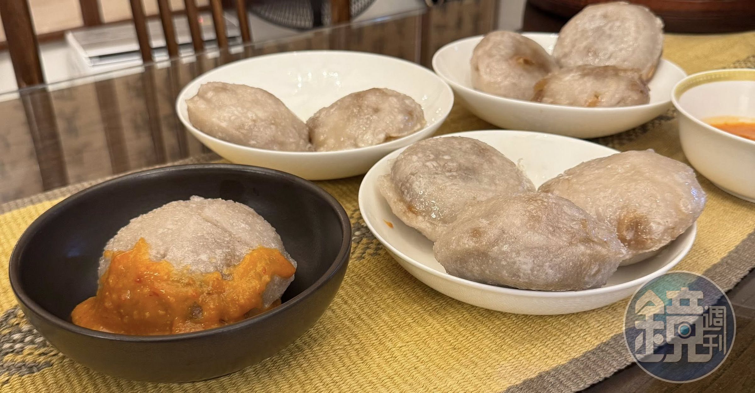 直接在肉圓淋上丸進辣椒醬。