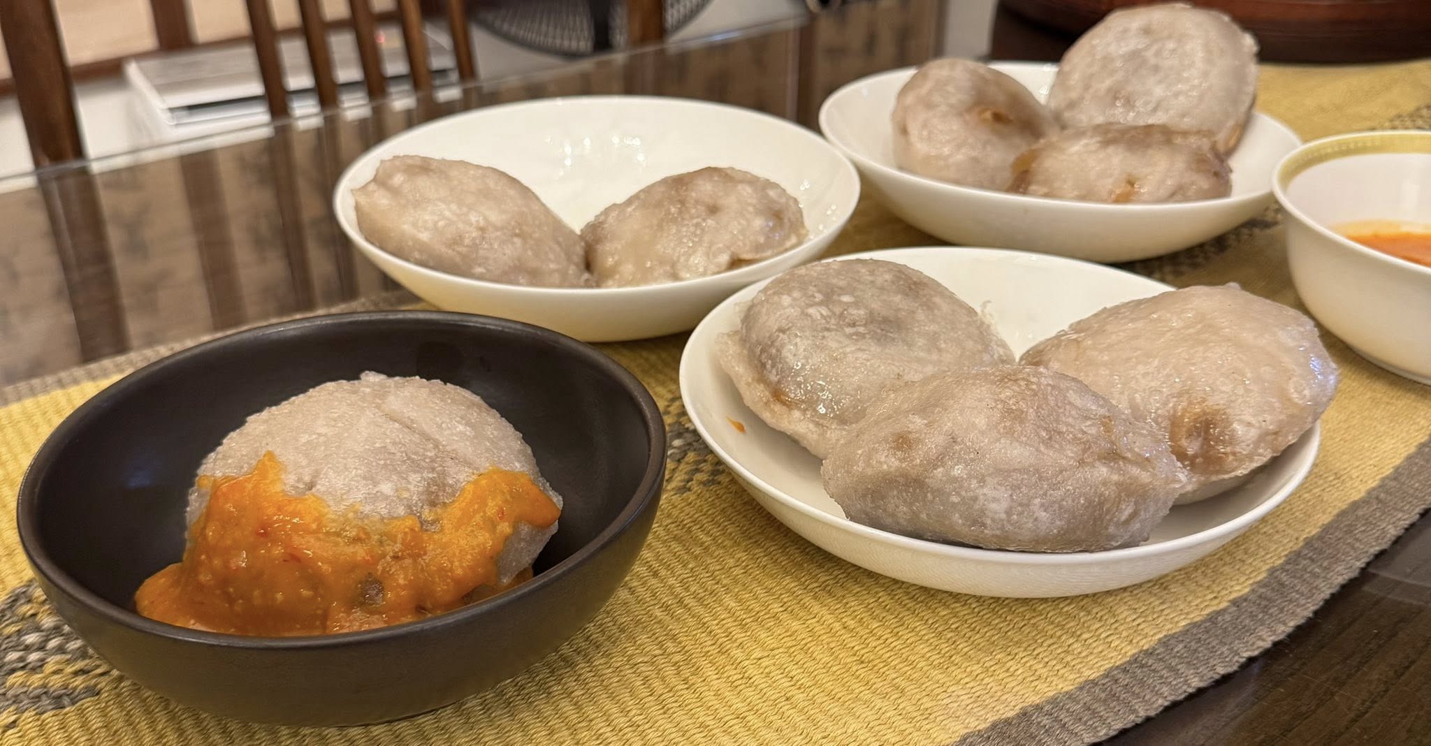 直接在肉圓淋上丸進辣椒醬。
