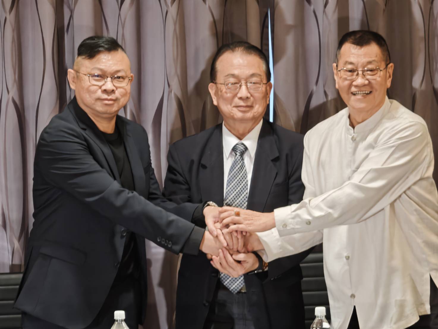 （左起）堡新投資董事長鄭斯聰、中華工程董事長周志明、威京集團代表沈慶光。（堡新投資提供）