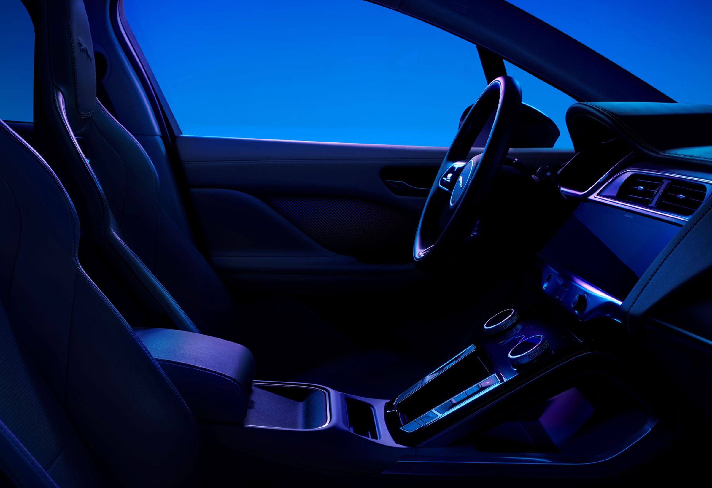 除了車內寬敞的空間，New Jaguar I-PACE配備快速且直覺的Pivi Pro資訊娛樂系統，提供無縫連接的便利體驗。