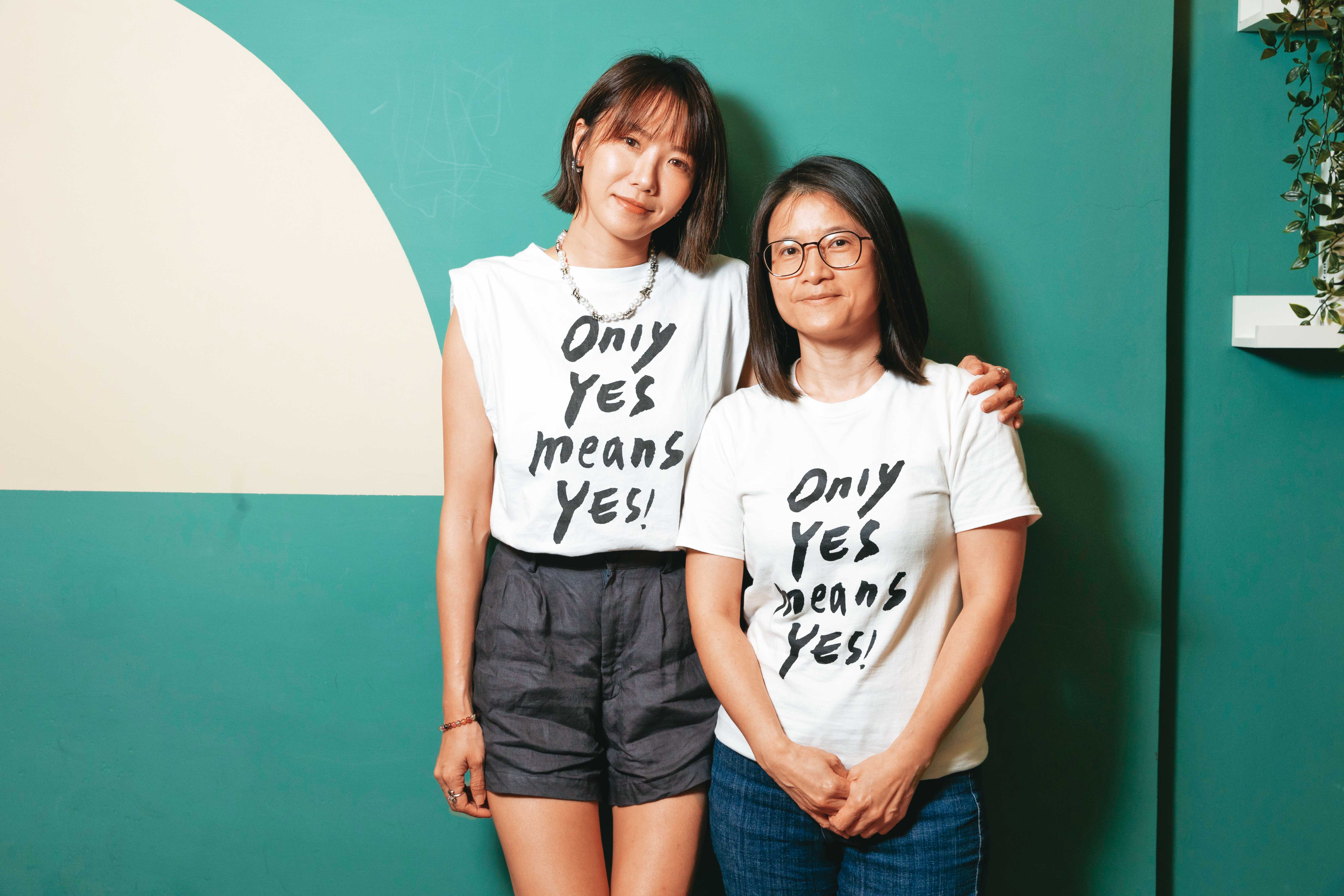 現代婦女基金會今年邀請演員大牙擔任倡議大使。圖為大牙（左）、現代婦女基金會執行祕書吳姿瑩（右）身著「Only Yes Means Yes」（沒有同意，就是性侵）T恤，接受訪談。