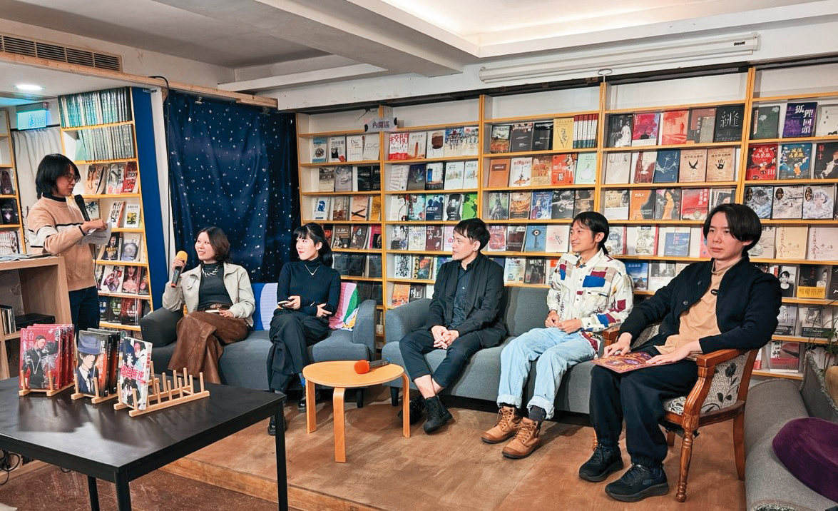 Naka（左2起）、ijlii、偽文雁、達達烏拉拉、賴惟智出席「疑漫錄」系列漫畫發表會。（凌宇出版提供）