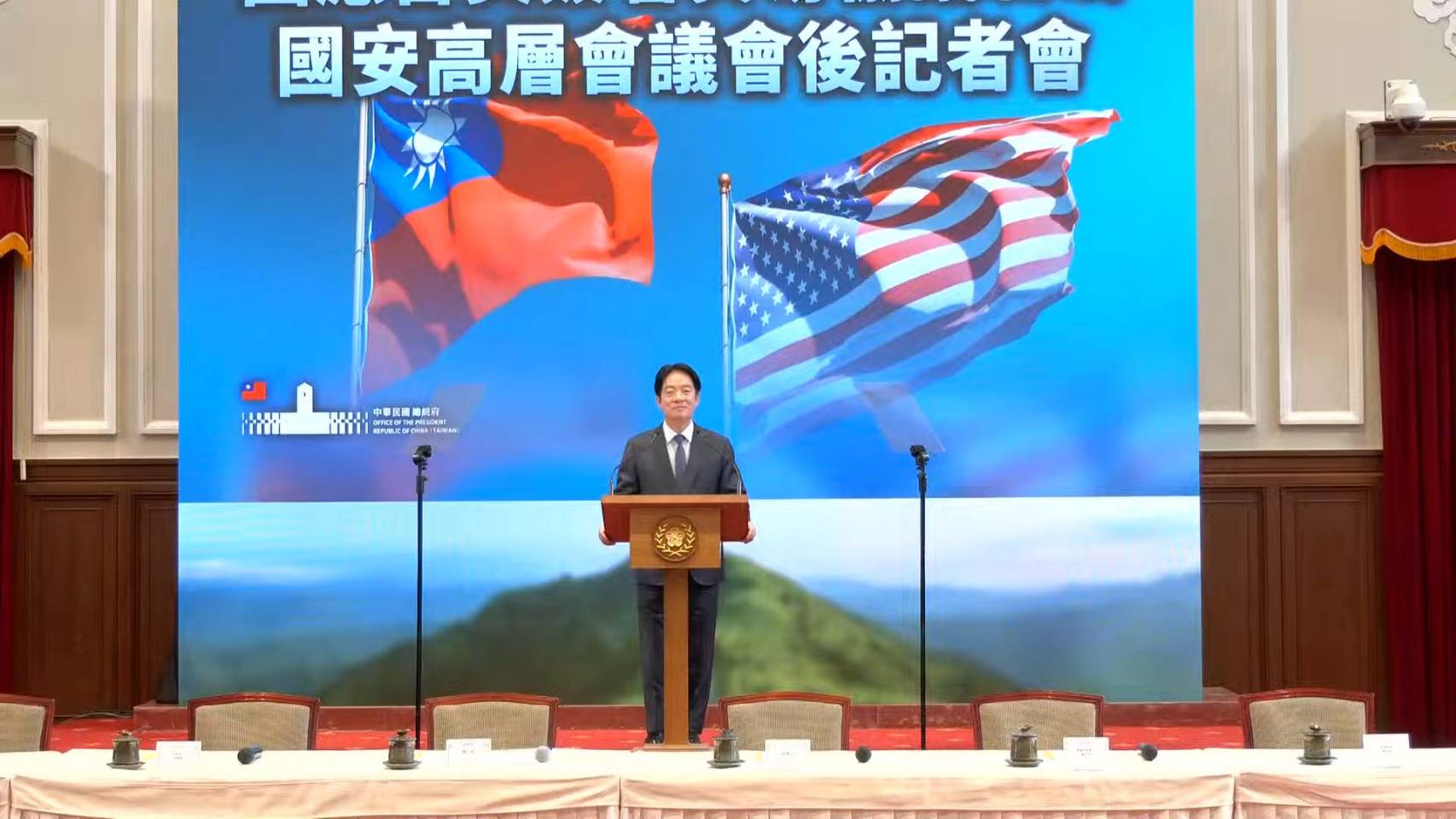 總統賴清德舉行「因應台美簽署貿易協議新局」國安高層會議會後記者會，並率政府官員向民眾拜年。（鏡新聞）