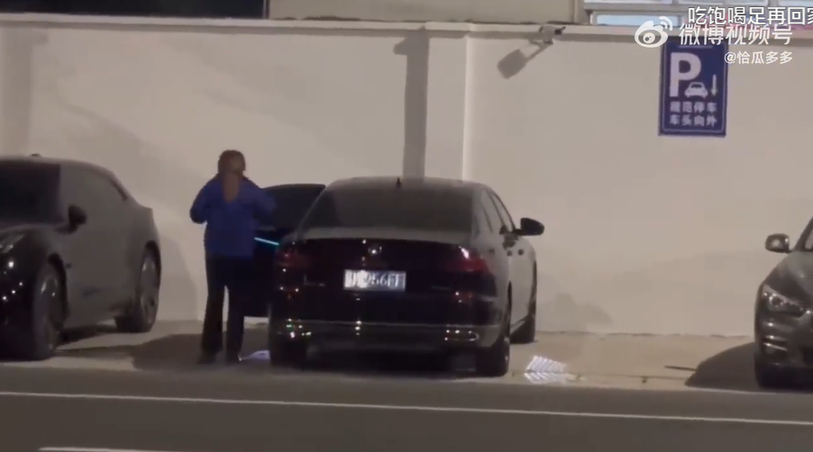 車內走出一名女子,令人引發遐想。(翻自微博)