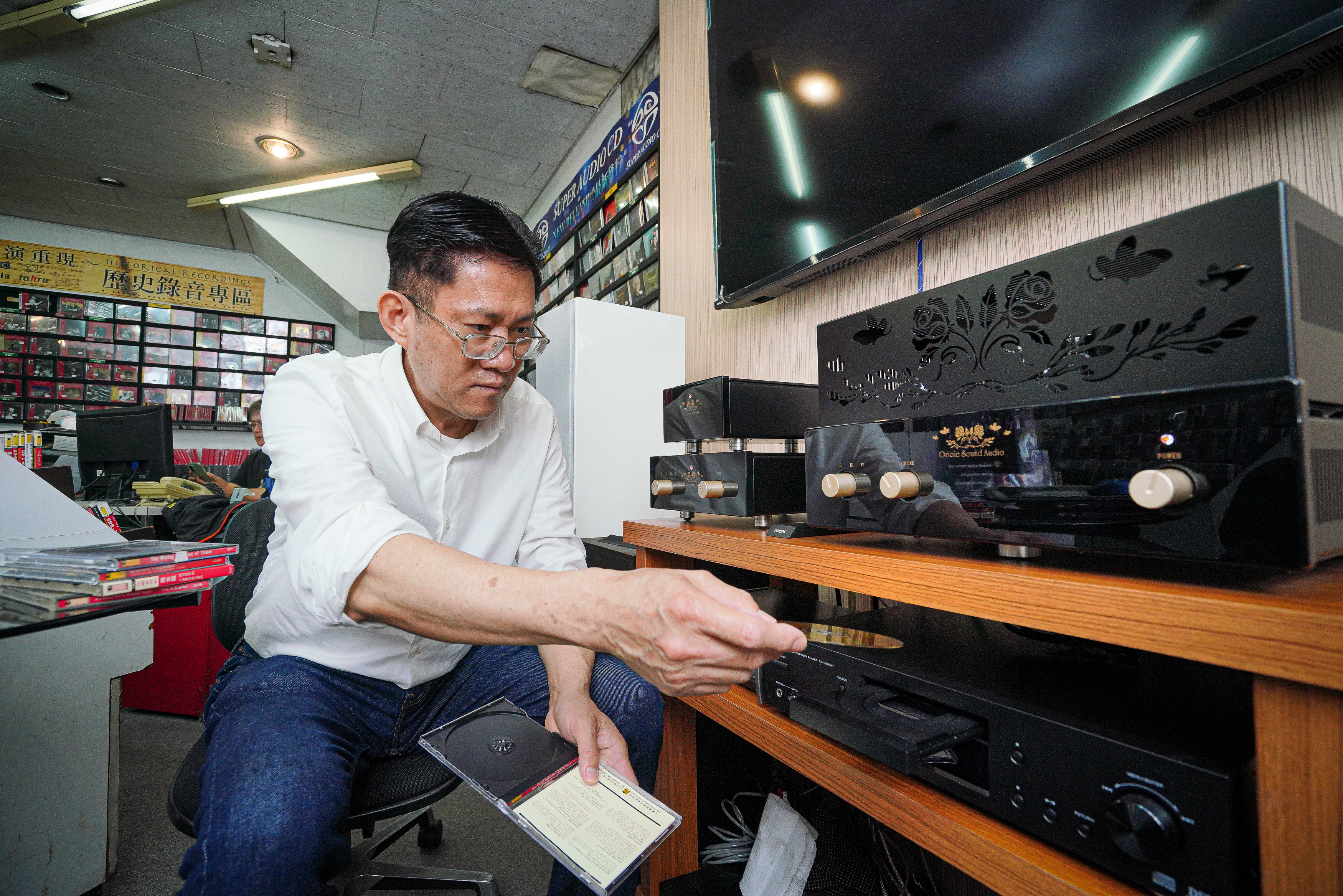 上揚唱片前身是「光陽電器行」，賣家電與音響，為了服務音響的客人賣黑膠唱片，1967年成立上揚音響唱片。