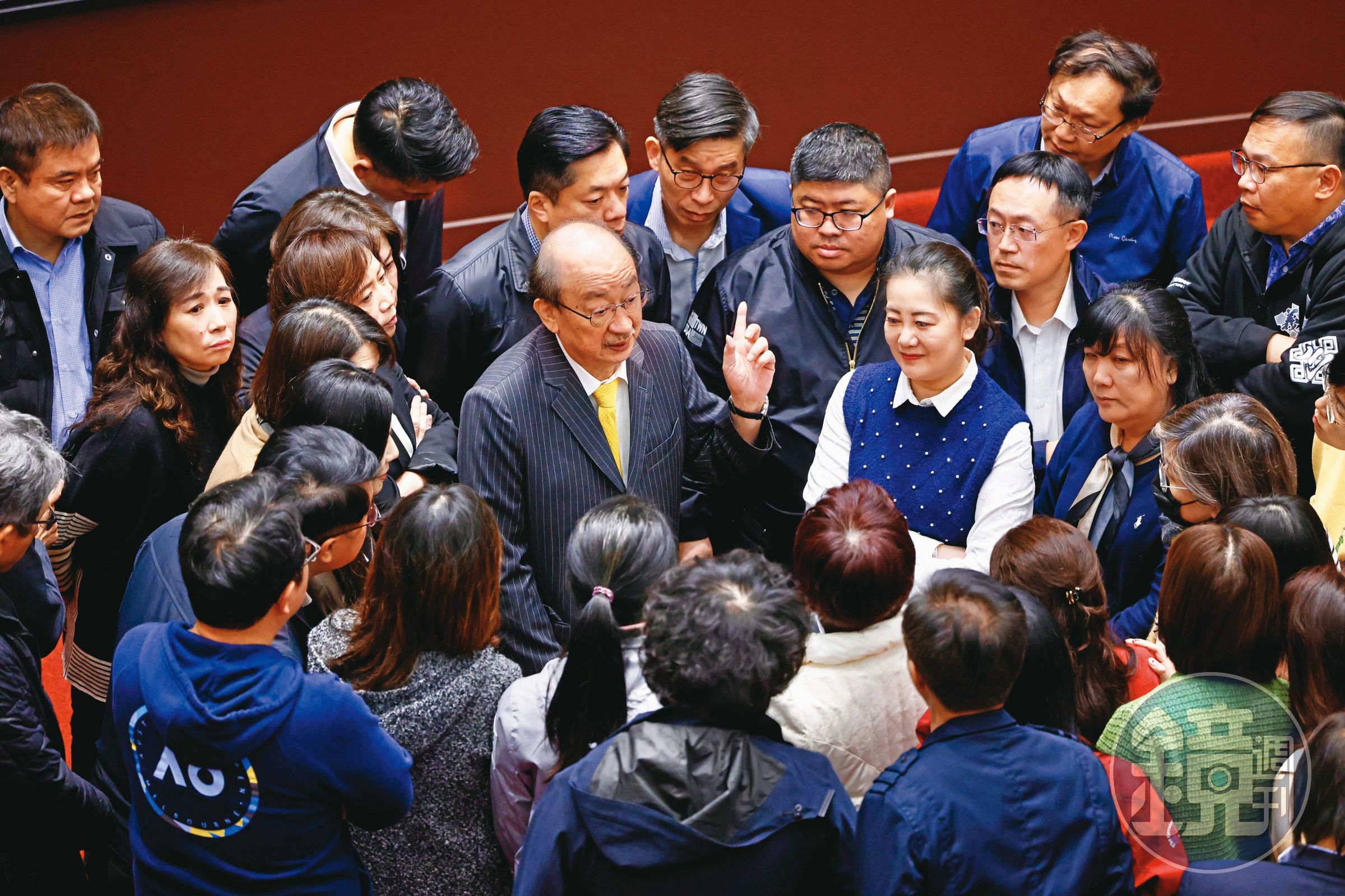 民進黨立院黨團在戰術、武術、論述上都難以抵抗強勢修法，朝野僵局仍待解決。