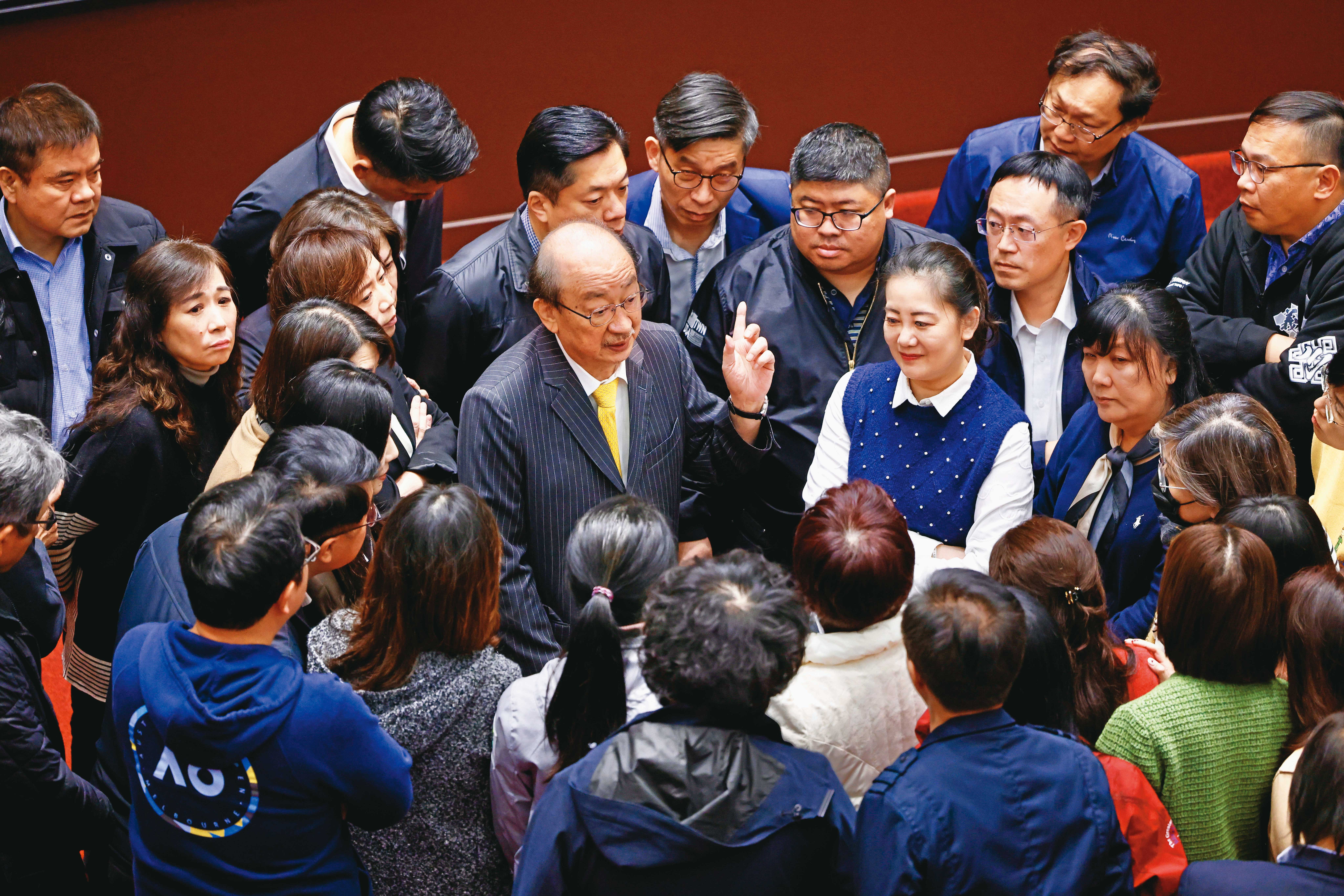 民進黨立院黨團在戰術、武術、論述上都難以抵抗強勢修法，朝野僵局仍待解決。