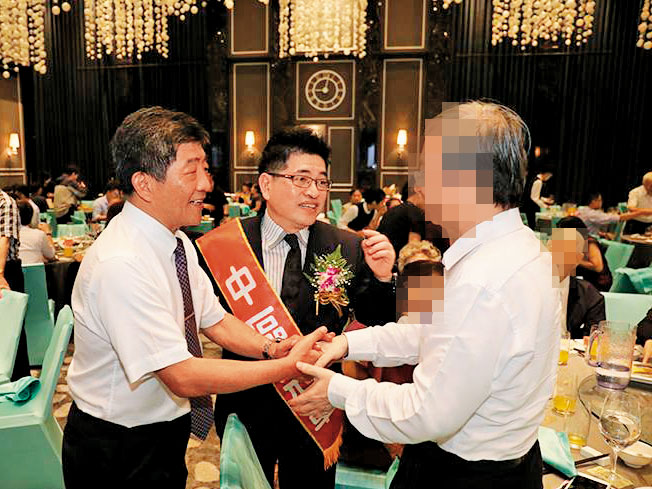 陳時中（左）曾讚謝尚廷（中）是「未來的衛福部長」。（翻攝Abc牙醫聯盟臉書）