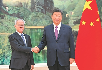 中國國家主席習近平（右）11月1日時和澳門特別行政區候任行政長官岑浩輝（左）會面。（翻攝自人民網）