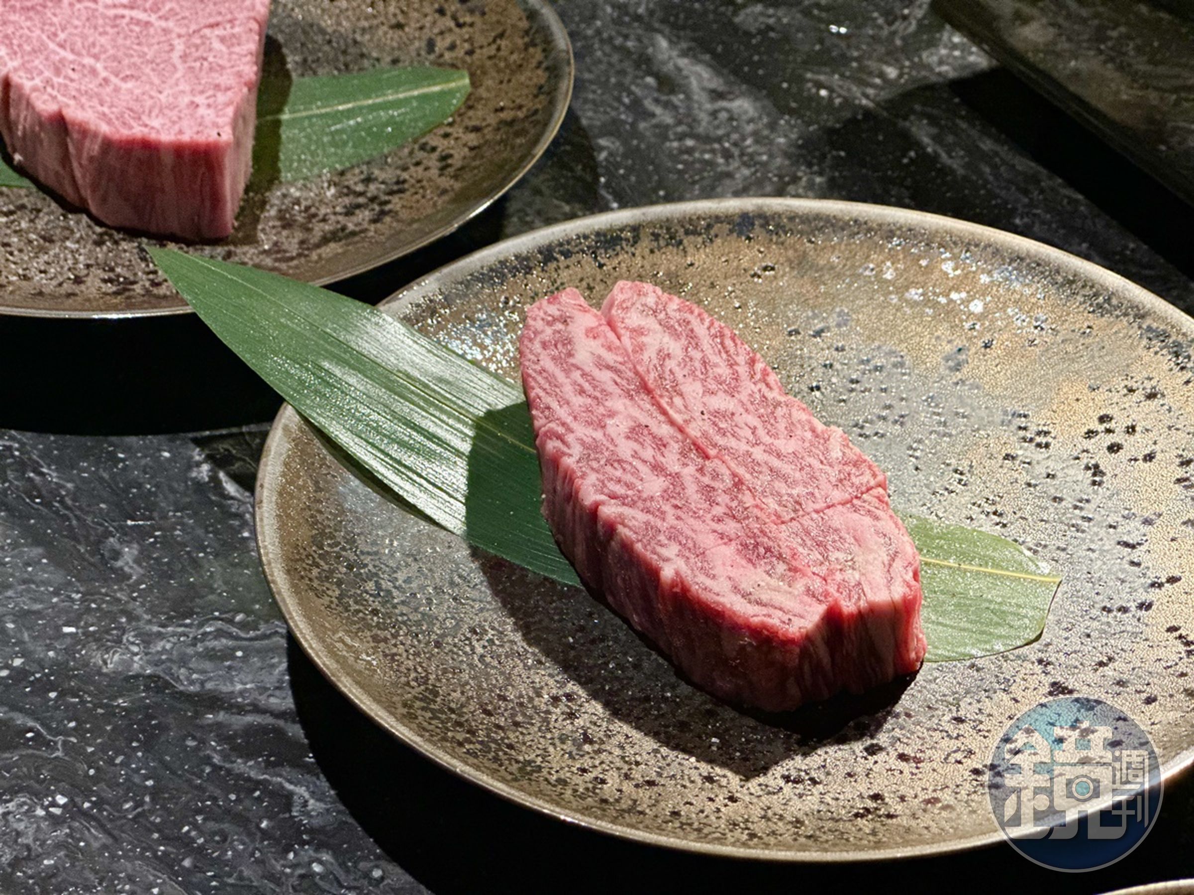 「澳洲和牛M8+老饕牛排」口感軟嫩、油脂平衡。(需加880元換購)