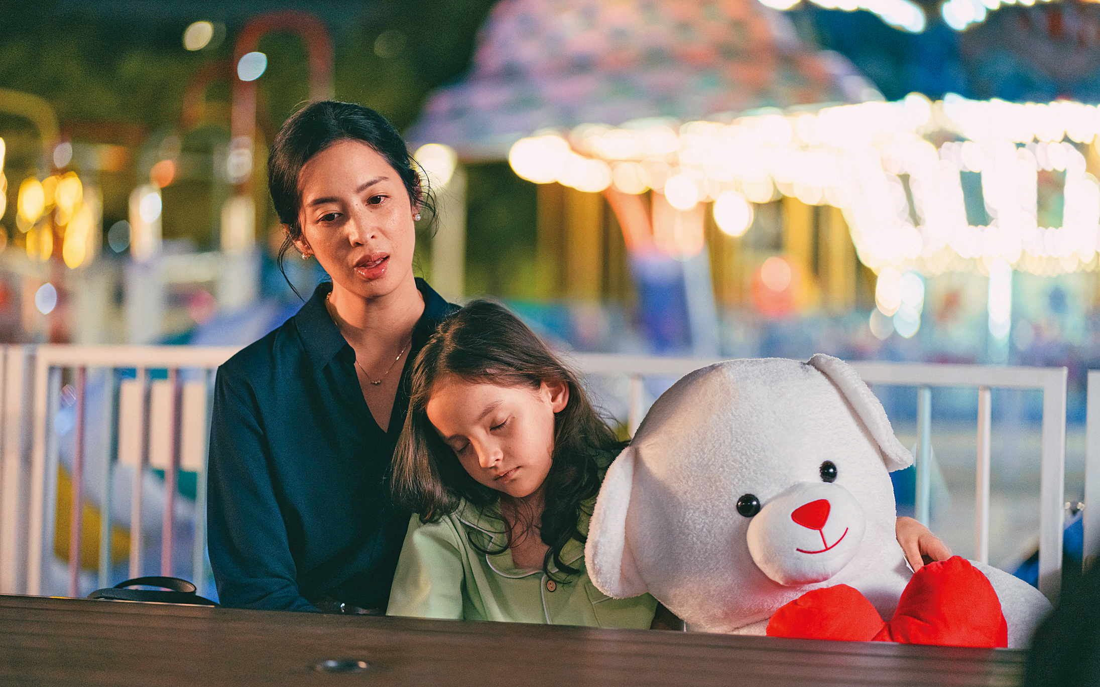 莫允雯（左）飾演的神祕女子是串起《黑盒子》4個故事的關鍵角色。 （LINE台灣提供）