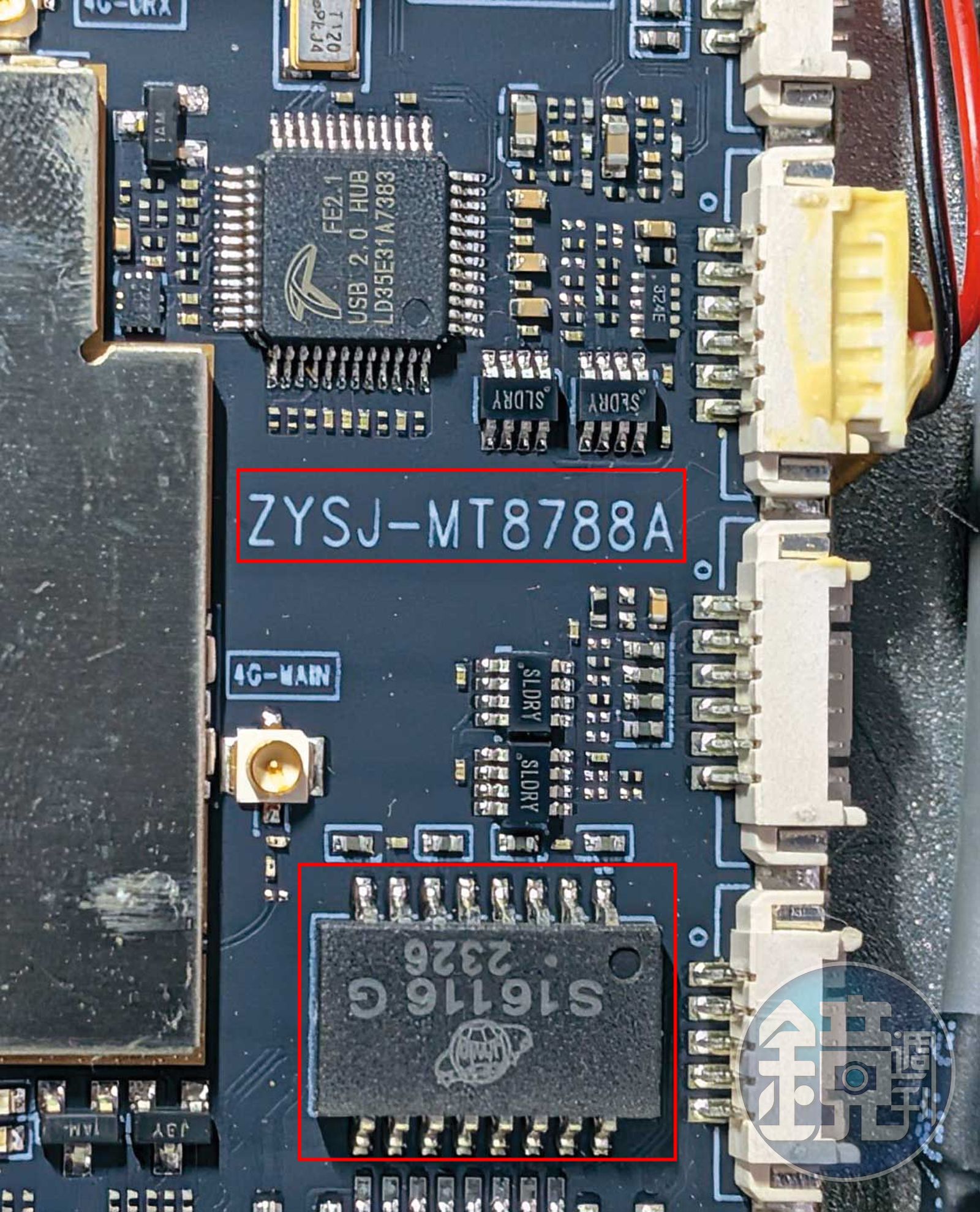 移民署使用的打卡機主機板及晶片上，標示「ZYSJ」與S16116G等編碼，都可證實是由中國廠商所製造。