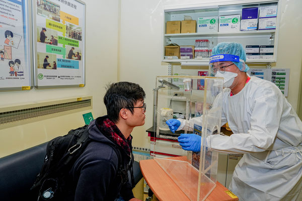 疾管署因應中國近期發生多種呼吸道病毒流行，自11月26日起鼓勵中港澳入境旅客採檢。（疾管署提供）