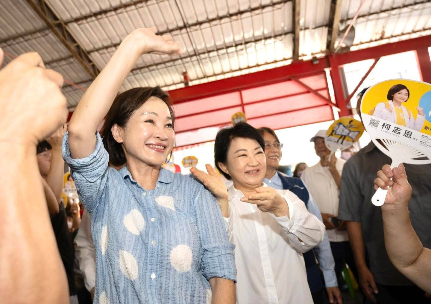 柯志恩今與盧秀燕，一同前往前鎮慈德宮參香，並舉辦「好媽媽連線見面會」。（柯志恩競選辦公室提供）