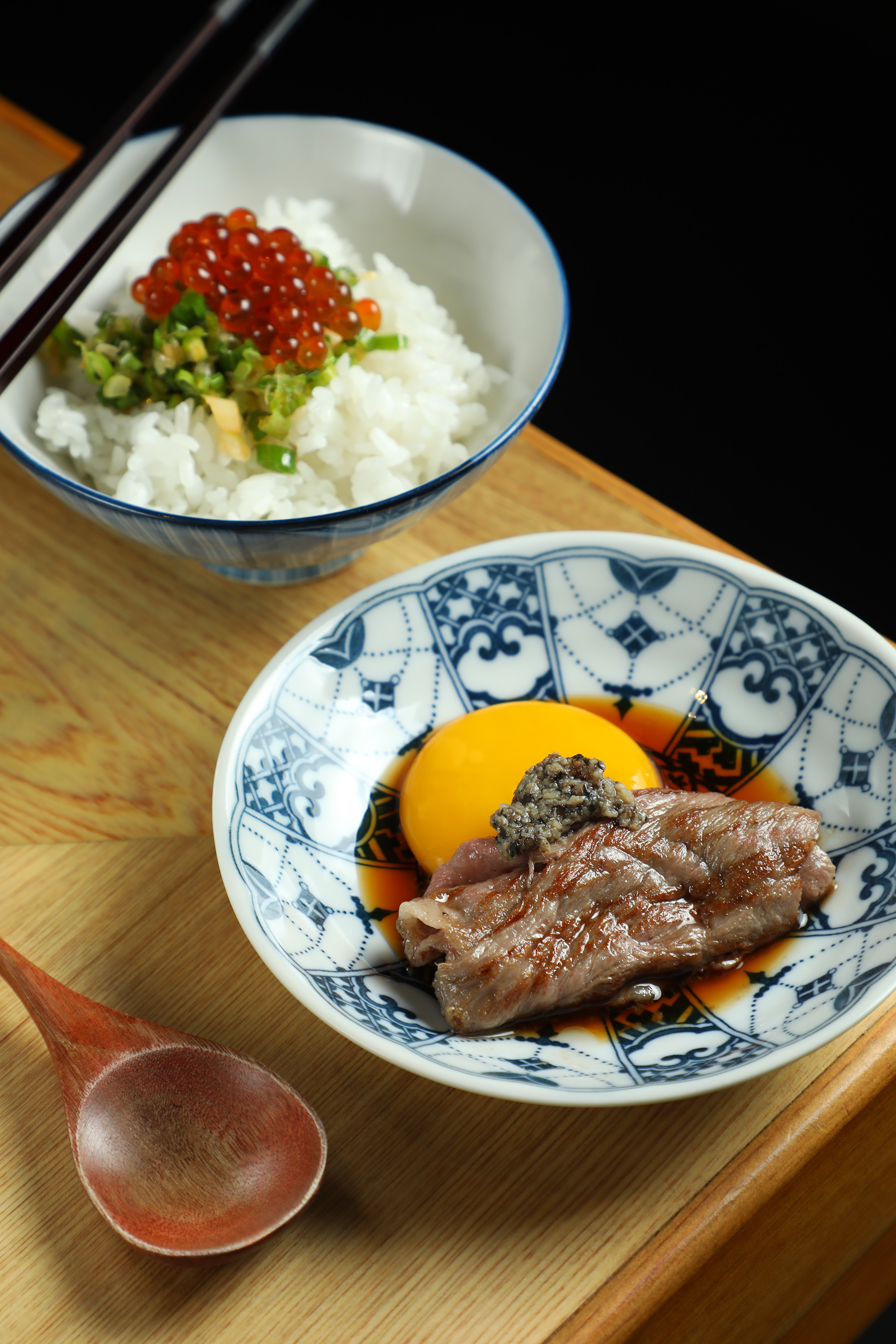 「月見紐約客壽喜燒」的肉片在鑄鐵鍋裡吸附醬汁，最後以蛋黃收尾，滑順濃厚卻不膩口。（3,680及5,580元套餐菜色）