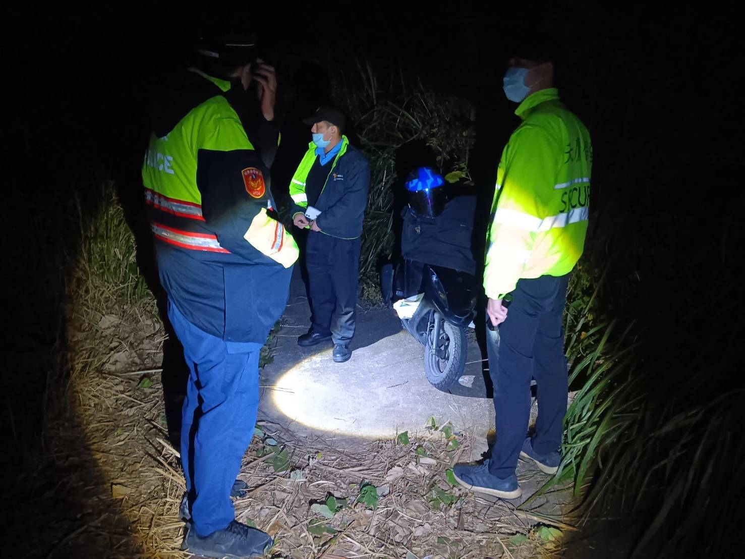鐵警日前至苗栗山區當場逮捕胡男等3人，查獲電纜線等贓物。（翻攝畫面）